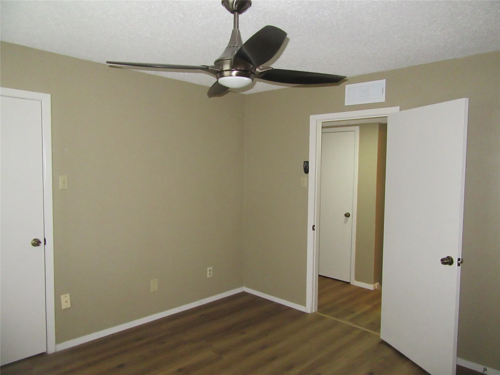 Condominium For Sale in Dallas County , 11311 Audelia Road 122, Dallas, Texas 75243, 2 Bedroom, 2 Bathroom, Garage spaces, 890 Sqft, built in 1981, Price $135,000, mls#21310148, Real Estate Agent in Dallas, Homes For Sale in Dallas county, Homes For Sale in Dallas, Realtor in Dallas Texas, Real Estate Brokerage Independent Realty Texas, Luminita Cordes Realtor