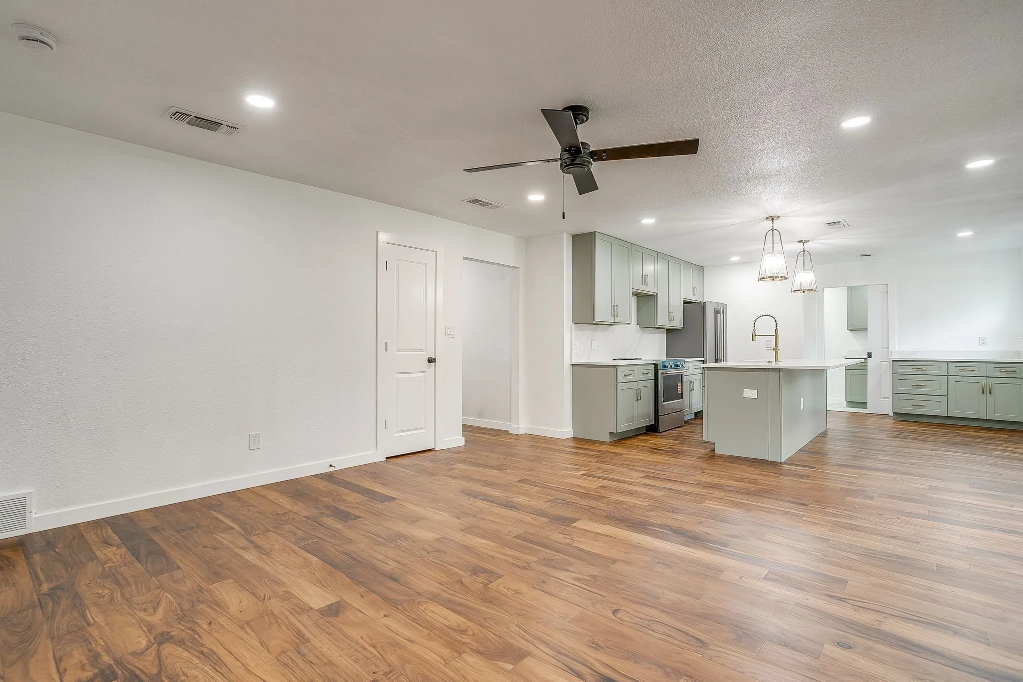 Single Family Residence For Rent in Parker County , 220 Rolling Hills Drive, Aledo, Texas 76008, 3 Bedroom, 3 Bathroom, 2 Garage spaces, 1,656 Sqft, built in 1973, mls#21309770, Real Estate Agent in Aledo, Homes For Rent in Parker county, Homes For Rent in Aledo, Realtor in Aledo Texas, Real Estate Brokerage Independent Realty Texas, Luminita Cordes Realtor