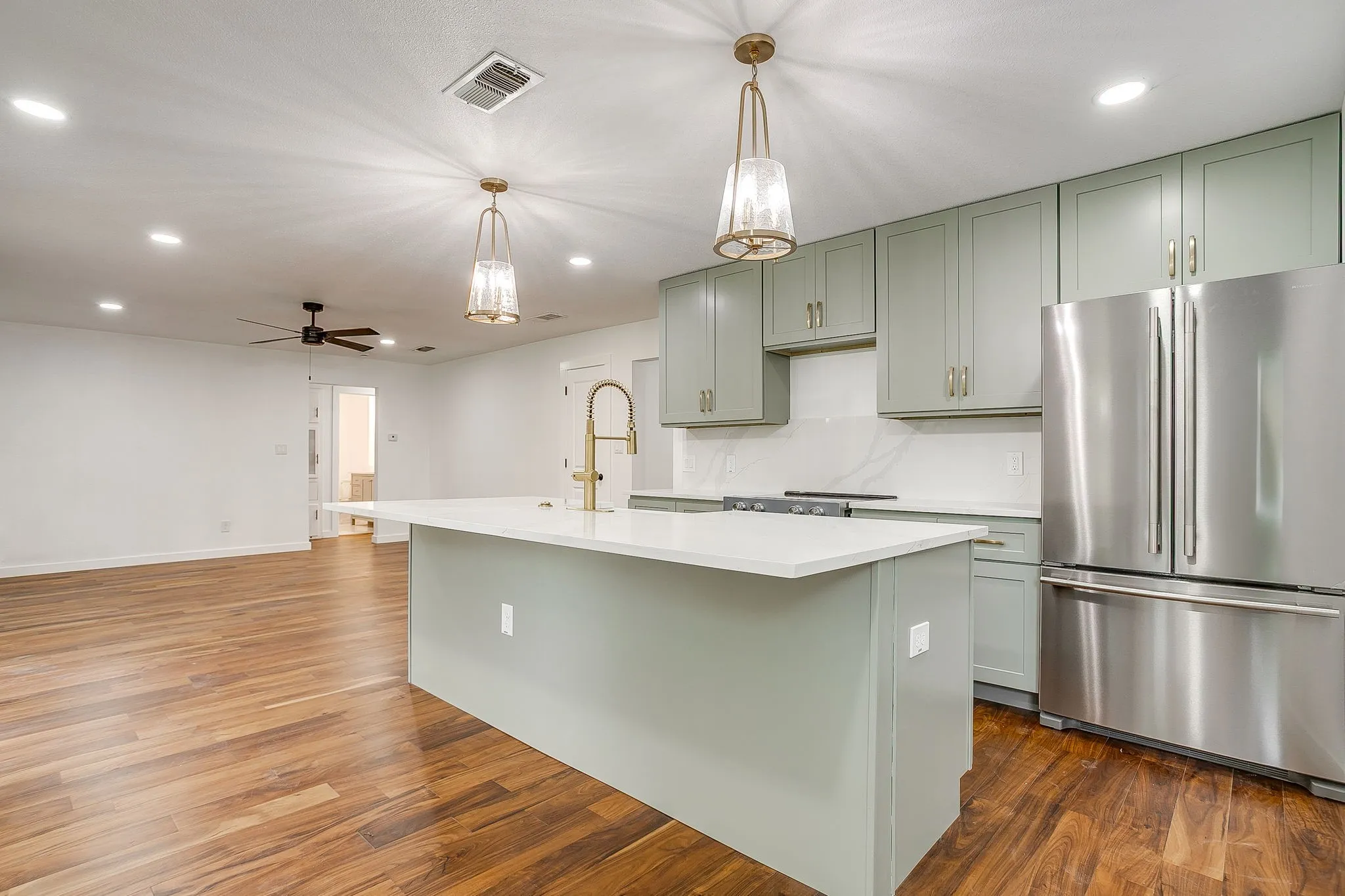 Single Family Residence For Rent in Parker County , 220 Rolling Hills Drive, Aledo, Texas 76008, 3 Bedroom, 3 Bathroom, 2 Garage spaces, 1,656 Sqft, built in 1973, mls#21309770, Real Estate Agent in Aledo, Homes For Rent in Parker county, Homes For Rent in Aledo, Realtor in Aledo Texas, Real Estate Brokerage Independent Realty Texas, Luminita Cordes Realtor