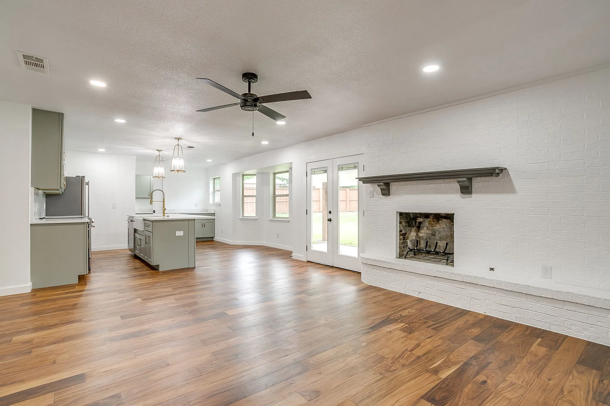 Single Family Residence For Rent in Parker County , 220 Rolling Hills Drive, Aledo, Texas 76008, 3 Bedroom, 3 Bathroom, 2 Garage spaces, 1,656 Sqft, built in 1973, mls#21309770, Real Estate Agent in Aledo, Homes For Rent in Parker county, Homes For Rent in Aledo, Realtor in Aledo Texas, Real Estate Brokerage Independent Realty Texas, Luminita Cordes Realtor