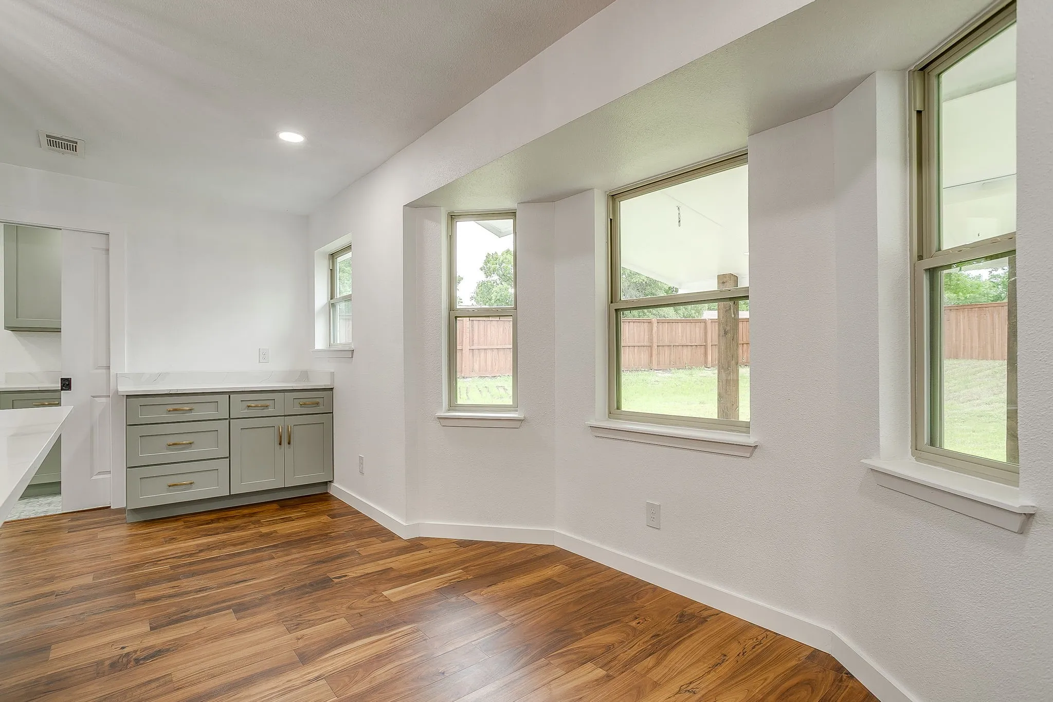 Single Family Residence For Rent in Parker County , 220 Rolling Hills Drive, Aledo, Texas 76008, 3 Bedroom, 3 Bathroom, 2 Garage spaces, 1,656 Sqft, built in 1973, mls#21309770, Real Estate Agent in Aledo, Homes For Rent in Parker county, Homes For Rent in Aledo, Realtor in Aledo Texas, Real Estate Brokerage Independent Realty Texas, Luminita Cordes Realtor