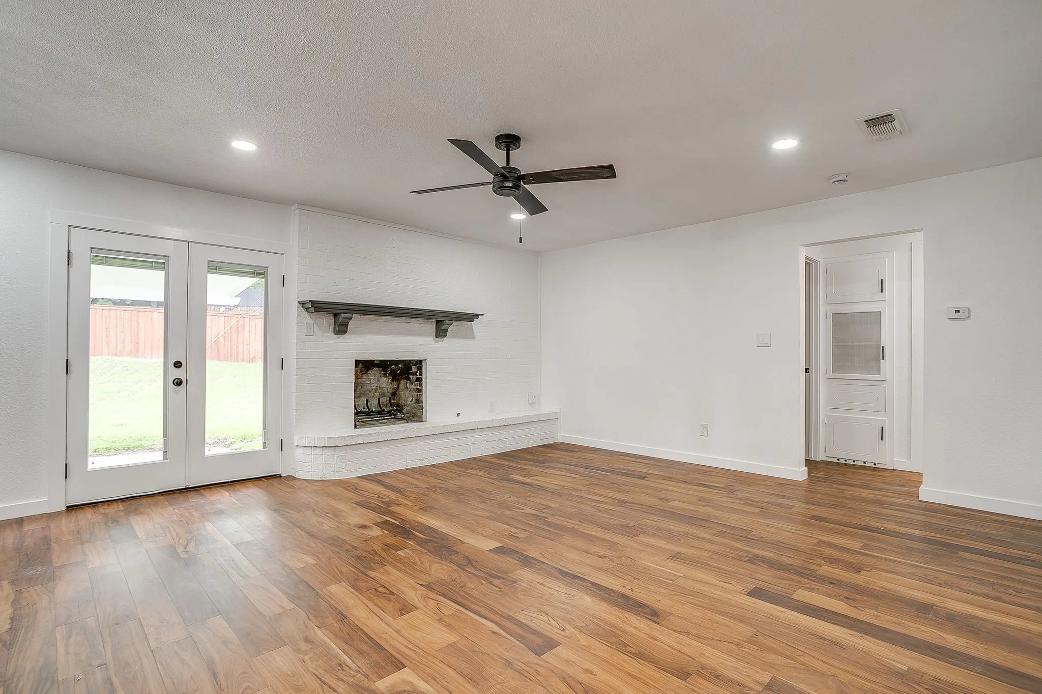 Single Family Residence For Rent in Parker County , 220 Rolling Hills Drive, Aledo, Texas 76008, 3 Bedroom, 3 Bathroom, 2 Garage spaces, 1,656 Sqft, built in 1973, mls#21309770, Real Estate Agent in Aledo, Homes For Rent in Parker county, Homes For Rent in Aledo, Realtor in Aledo Texas, Real Estate Brokerage Independent Realty Texas, Luminita Cordes Realtor