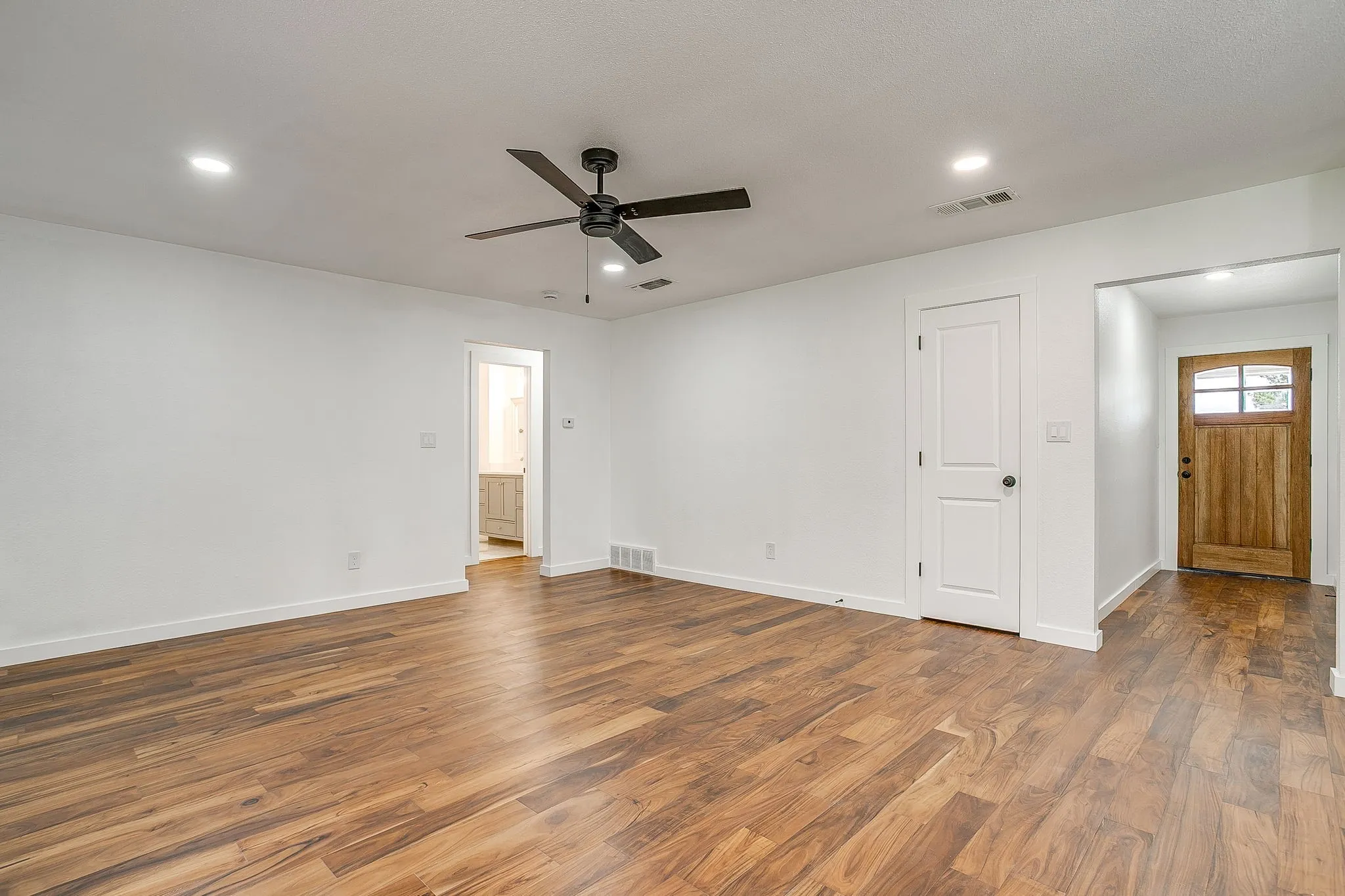 Single Family Residence For Rent in Parker County , 220 Rolling Hills Drive, Aledo, Texas 76008, 3 Bedroom, 3 Bathroom, 2 Garage spaces, 1,656 Sqft, built in 1973, mls#21309770, Real Estate Agent in Aledo, Homes For Rent in Parker county, Homes For Rent in Aledo, Realtor in Aledo Texas, Real Estate Brokerage Independent Realty Texas, Luminita Cordes Realtor