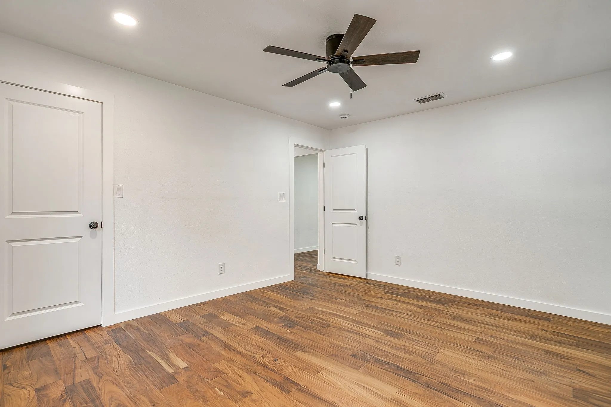 Single Family Residence For Rent in Parker County , 220 Rolling Hills Drive, Aledo, Texas 76008, 3 Bedroom, 3 Bathroom, 2 Garage spaces, 1,656 Sqft, built in 1973, mls#21309770, Real Estate Agent in Aledo, Homes For Rent in Parker county, Homes For Rent in Aledo, Realtor in Aledo Texas, Real Estate Brokerage Independent Realty Texas, Luminita Cordes Realtor