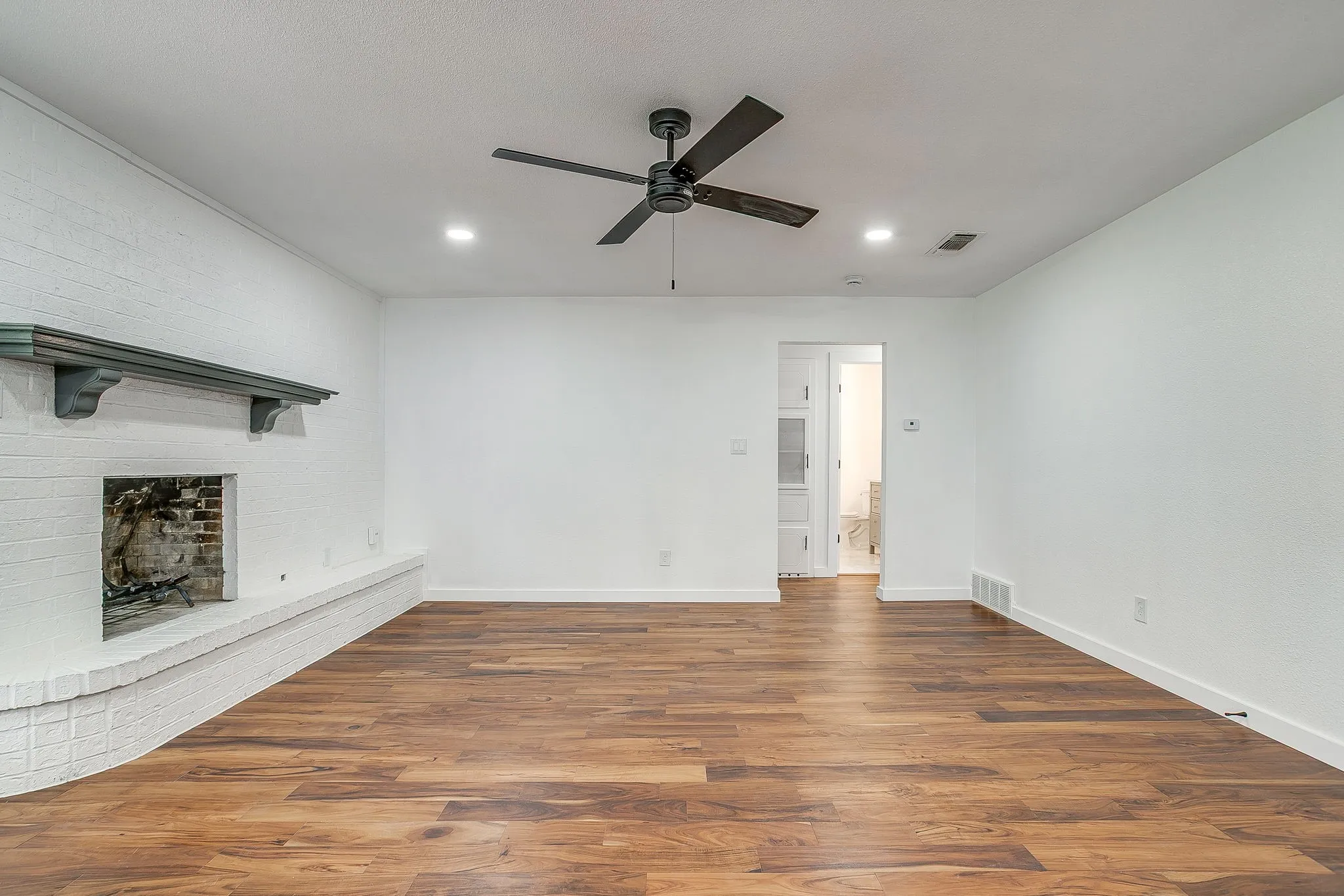 Single Family Residence For Rent in Parker County , 220 Rolling Hills Drive, Aledo, Texas 76008, 3 Bedroom, 3 Bathroom, 2 Garage spaces, 1,656 Sqft, built in 1973, mls#21309770, Real Estate Agent in Aledo, Homes For Rent in Parker county, Homes For Rent in Aledo, Realtor in Aledo Texas, Real Estate Brokerage Independent Realty Texas, Luminita Cordes Realtor