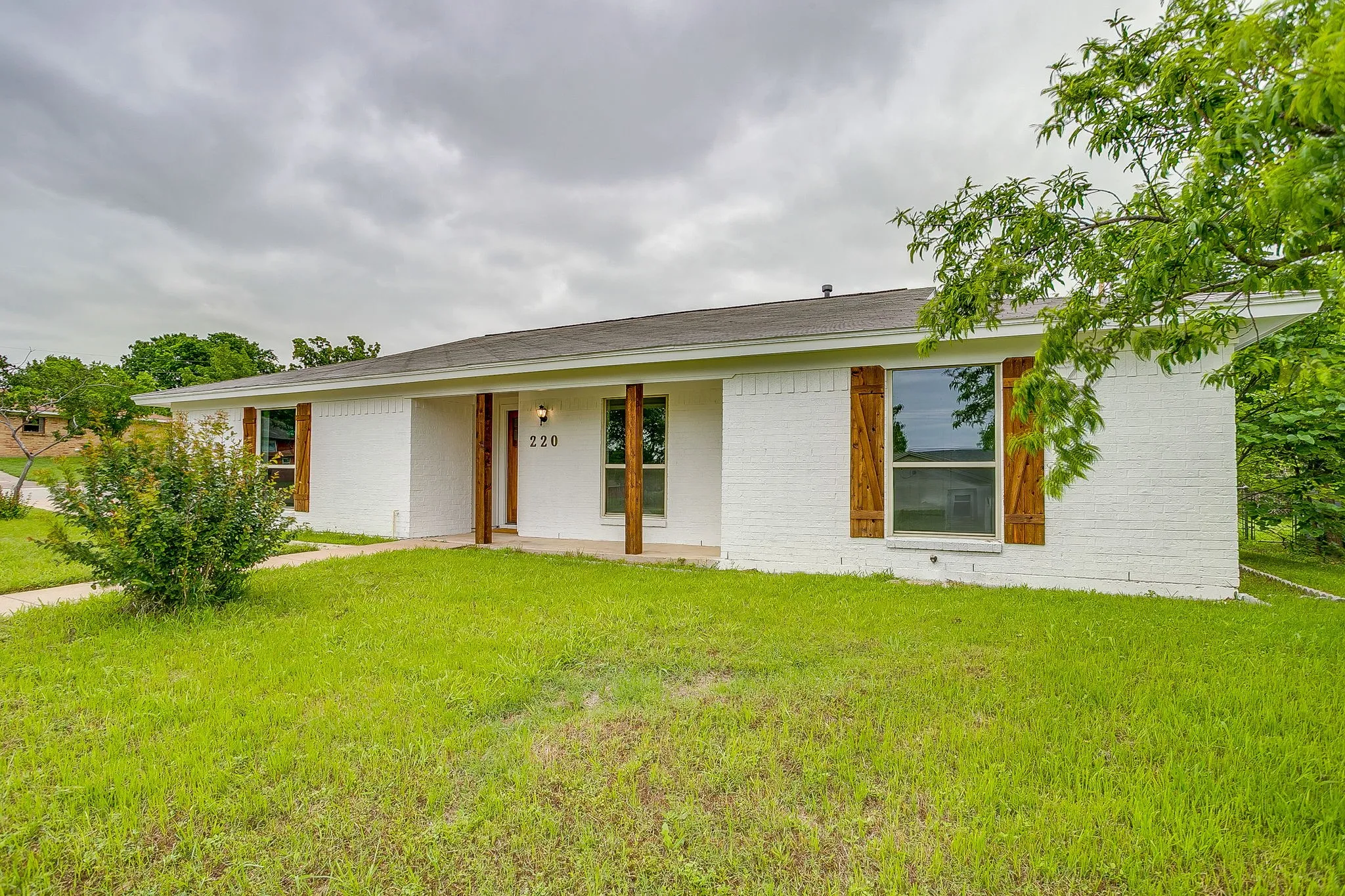 Single Family Residence For Rent in Parker County , 220 Rolling Hills Drive, Aledo, Texas 76008, 3 Bedroom, 3 Bathroom, 2 Garage spaces, 1,656 Sqft, built in 1973, mls#21309770, Real Estate Agent in Aledo, Homes For Rent in Parker county, Homes For Rent in Aledo, Realtor in Aledo Texas, Real Estate Brokerage Independent Realty Texas, Luminita Cordes Realtor