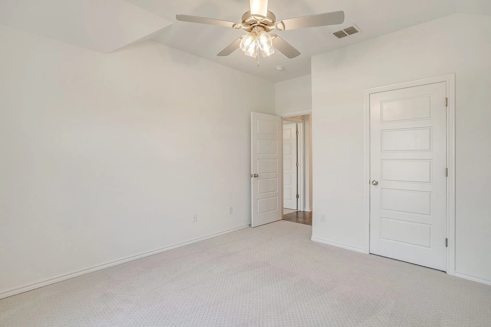 Single Family Residence For Sale in Tarrant County , 6817 Trail Rock Drive, Benbrook, Texas 76126, 4 Bedroom, 4 Bathroom, 2 Garage spaces, 2,282 Sqft, built in 2022, mls#21310173, Real Estate Agent in Benbrook, Homes For Sale in Tarrant county, Homes For Sale in Benbrook, Realtor in Benbrook Texas, Real Estate Brokerage Independent Realty Texas, Luminita Cordes Realtor