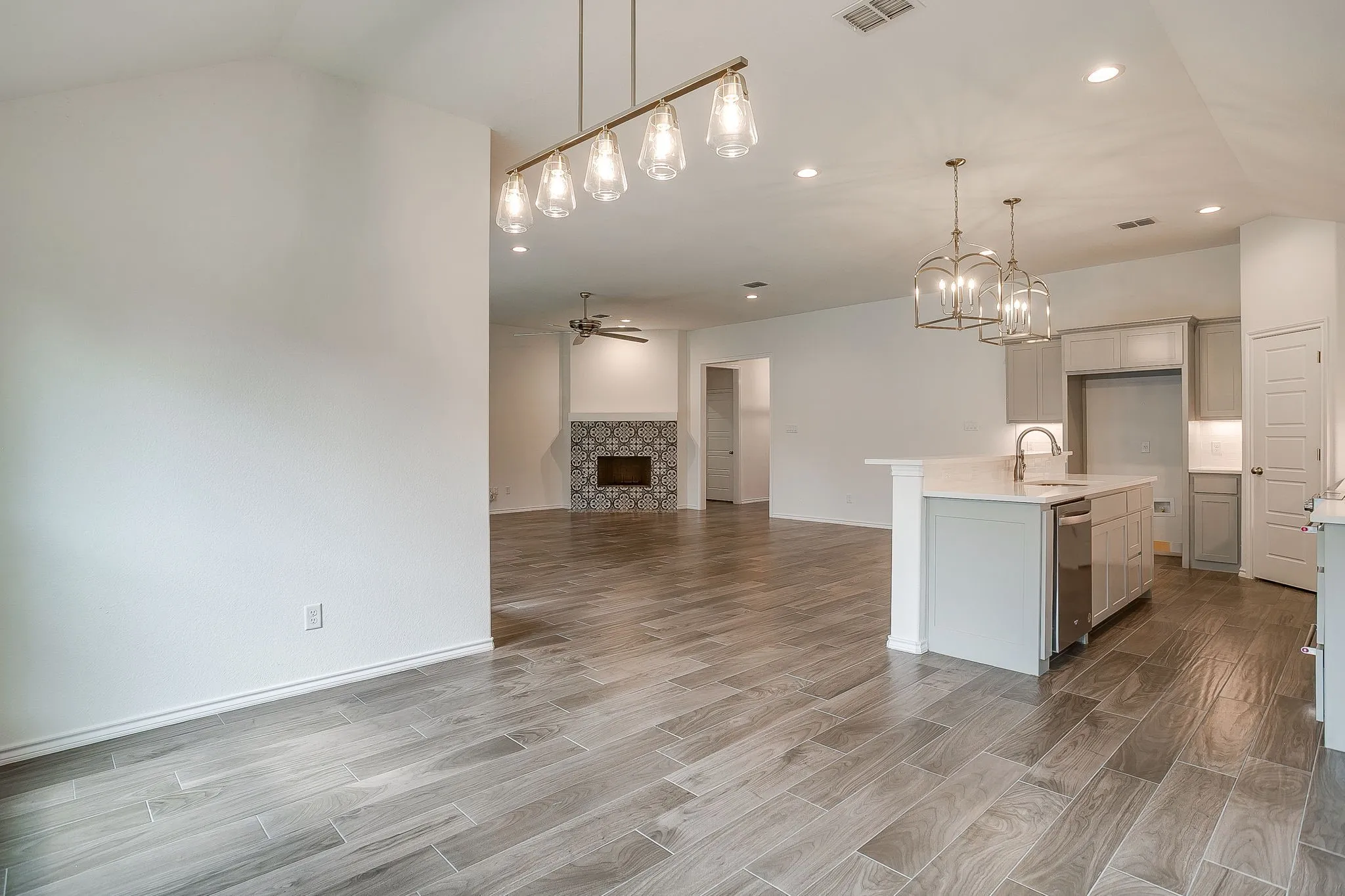 Single Family Residence For Sale in Tarrant County , 6817 Trail Rock Drive, Benbrook, Texas 76126, 4 Bedroom, 4 Bathroom, 2 Garage spaces, 2,282 Sqft, built in 2022, mls#21310173, Real Estate Agent in Benbrook, Homes For Sale in Tarrant county, Homes For Sale in Benbrook, Realtor in Benbrook Texas, Real Estate Brokerage Independent Realty Texas, Luminita Cordes Realtor
