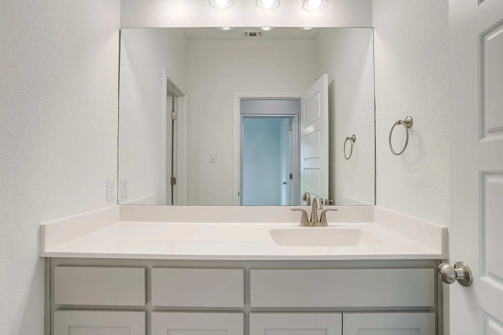Single Family Residence For Sale in Tarrant County , 6817 Trail Rock Drive, Benbrook, Texas 76126, 4 Bedroom, 4 Bathroom, 2 Garage spaces, 2,282 Sqft, built in 2022, mls#21310173, Real Estate Agent in Benbrook, Homes For Sale in Tarrant county, Homes For Sale in Benbrook, Realtor in Benbrook Texas, Real Estate Brokerage Independent Realty Texas, Luminita Cordes Realtor