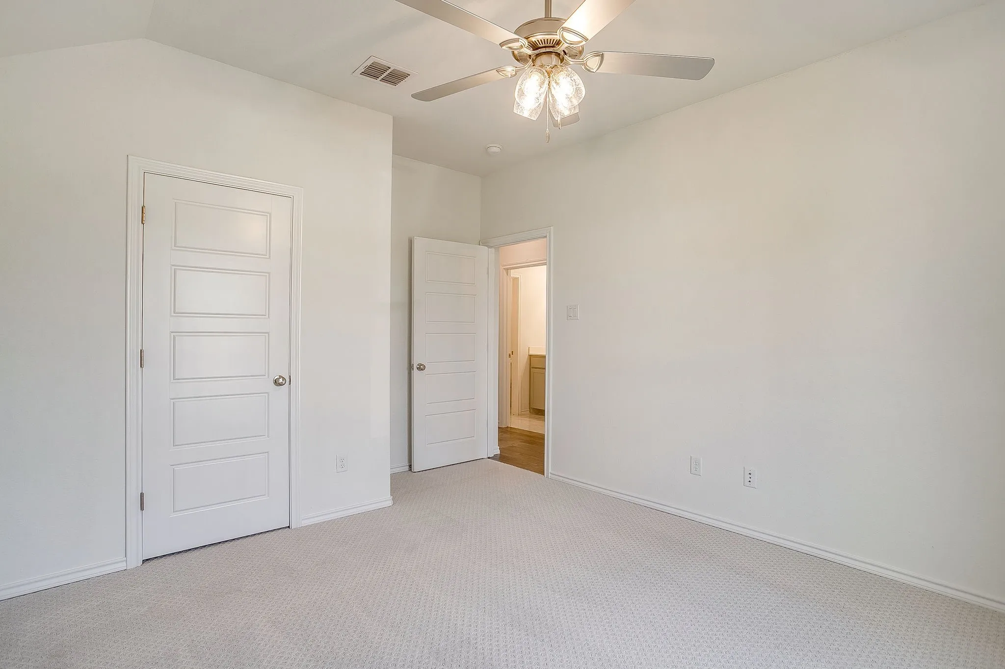 Single Family Residence For Sale in Tarrant County , 6817 Trail Rock Drive, Benbrook, Texas 76126, 4 Bedroom, 4 Bathroom, 2 Garage spaces, 2,282 Sqft, built in 2022, mls#21310173, Real Estate Agent in Benbrook, Homes For Sale in Tarrant county, Homes For Sale in Benbrook, Realtor in Benbrook Texas, Real Estate Brokerage Independent Realty Texas, Luminita Cordes Realtor
