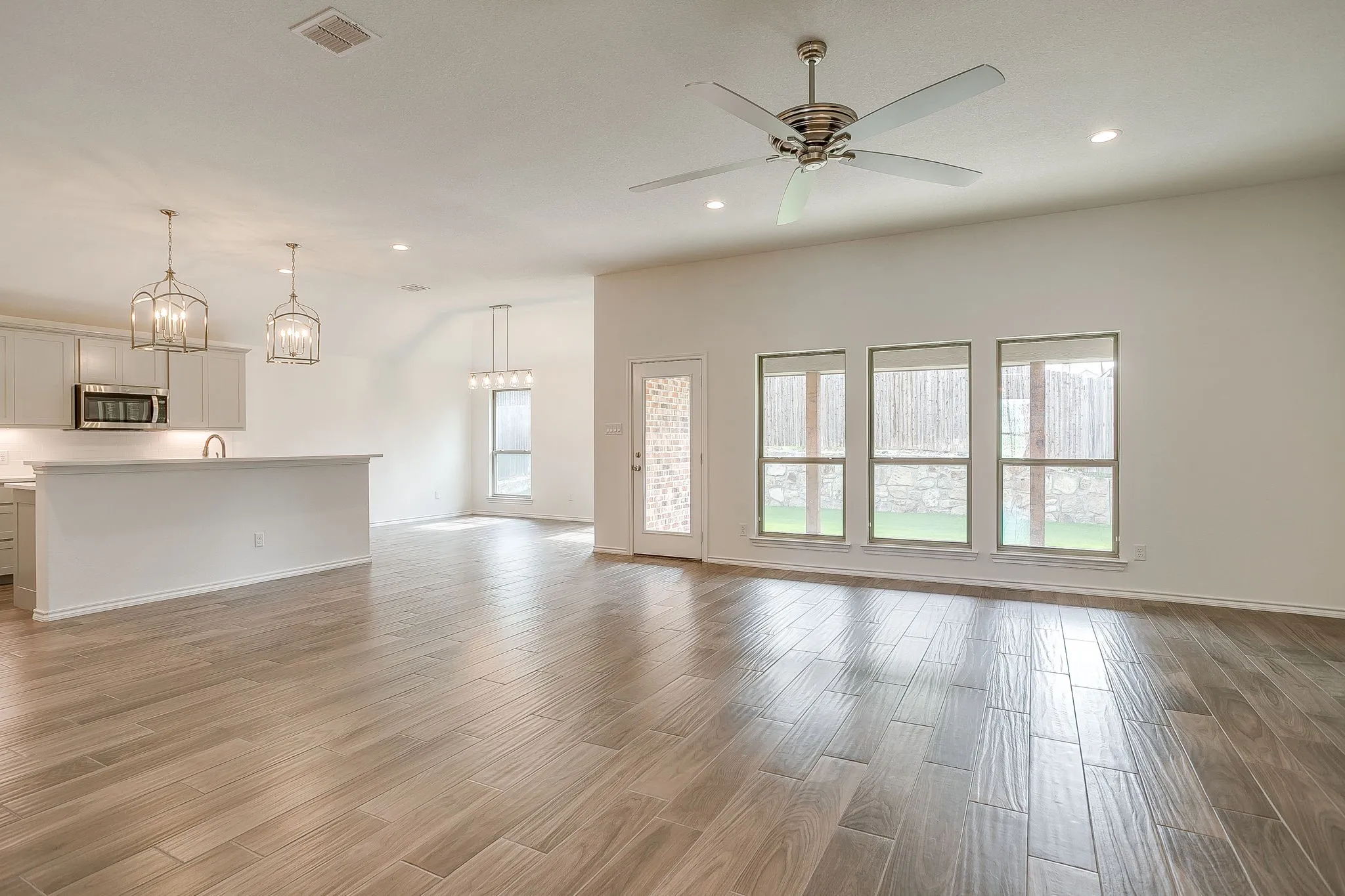 Single Family Residence For Sale in Tarrant County , 6817 Trail Rock Drive, Benbrook, Texas 76126, 4 Bedroom, 4 Bathroom, 2 Garage spaces, 2,282 Sqft, built in 2022, mls#21310173, Real Estate Agent in Benbrook, Homes For Sale in Tarrant county, Homes For Sale in Benbrook, Realtor in Benbrook Texas, Real Estate Brokerage Independent Realty Texas, Luminita Cordes Realtor