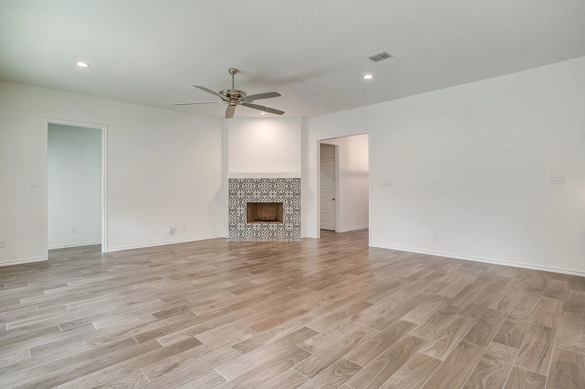 Single Family Residence For Sale in Tarrant County , 6817 Trail Rock Drive, Benbrook, Texas 76126, 4 Bedroom, 4 Bathroom, 2 Garage spaces, 2,282 Sqft, built in 2022, mls#21310173, Real Estate Agent in Benbrook, Homes For Sale in Tarrant county, Homes For Sale in Benbrook, Realtor in Benbrook Texas, Real Estate Brokerage Independent Realty Texas, Luminita Cordes Realtor