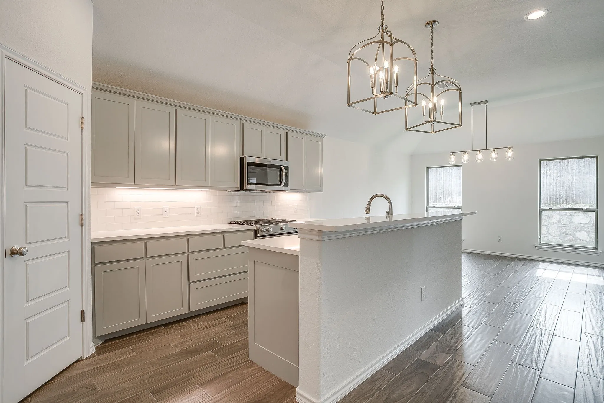 Single Family Residence For Sale in Tarrant County , 6817 Trail Rock Drive, Benbrook, Texas 76126, 4 Bedroom, 4 Bathroom, 2 Garage spaces, 2,282 Sqft, built in 2022, mls#21310173, Real Estate Agent in Benbrook, Homes For Sale in Tarrant county, Homes For Sale in Benbrook, Realtor in Benbrook Texas, Real Estate Brokerage Independent Realty Texas, Luminita Cordes Realtor