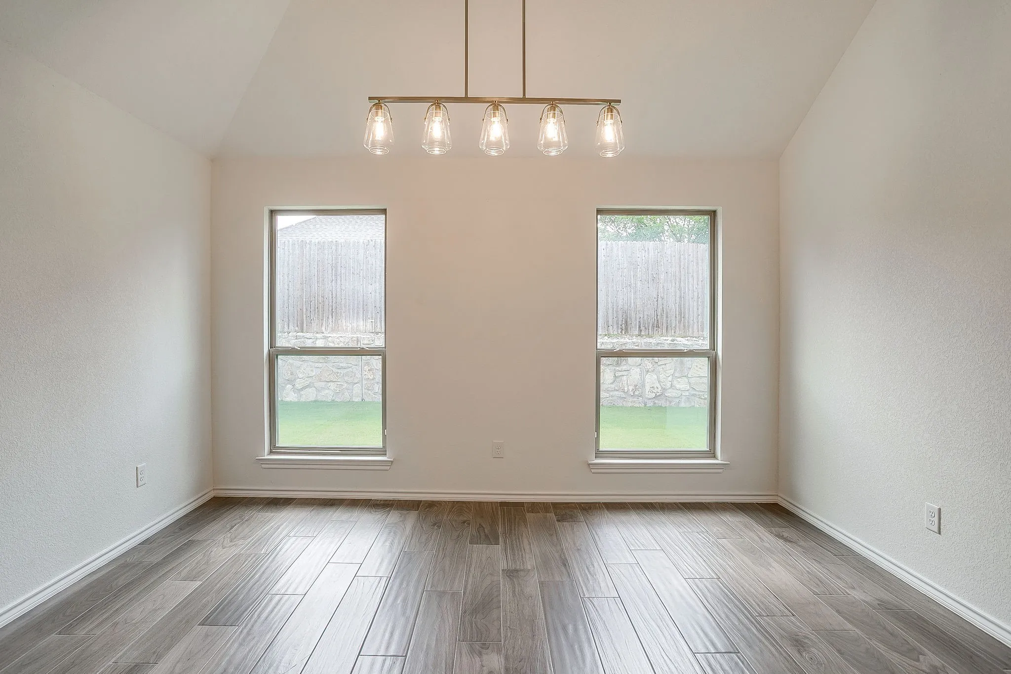 Single Family Residence For Sale in Tarrant County , 6817 Trail Rock Drive, Benbrook, Texas 76126, 4 Bedroom, 4 Bathroom, 2 Garage spaces, 2,282 Sqft, built in 2022, mls#21310173, Real Estate Agent in Benbrook, Homes For Sale in Tarrant county, Homes For Sale in Benbrook, Realtor in Benbrook Texas, Real Estate Brokerage Independent Realty Texas, Luminita Cordes Realtor