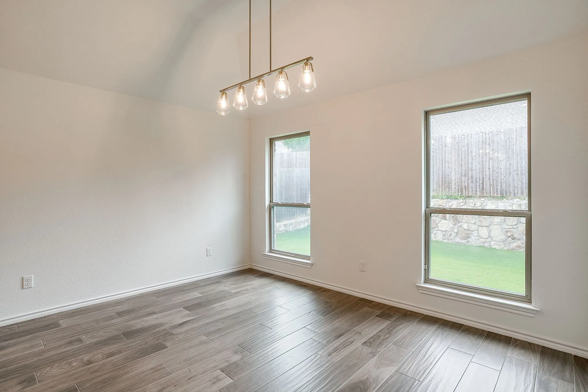 Single Family Residence For Sale in Tarrant County , 6817 Trail Rock Drive, Benbrook, Texas 76126, 4 Bedroom, 4 Bathroom, 2 Garage spaces, 2,282 Sqft, built in 2022, mls#21310173, Real Estate Agent in Benbrook, Homes For Sale in Tarrant county, Homes For Sale in Benbrook, Realtor in Benbrook Texas, Real Estate Brokerage Independent Realty Texas, Luminita Cordes Realtor