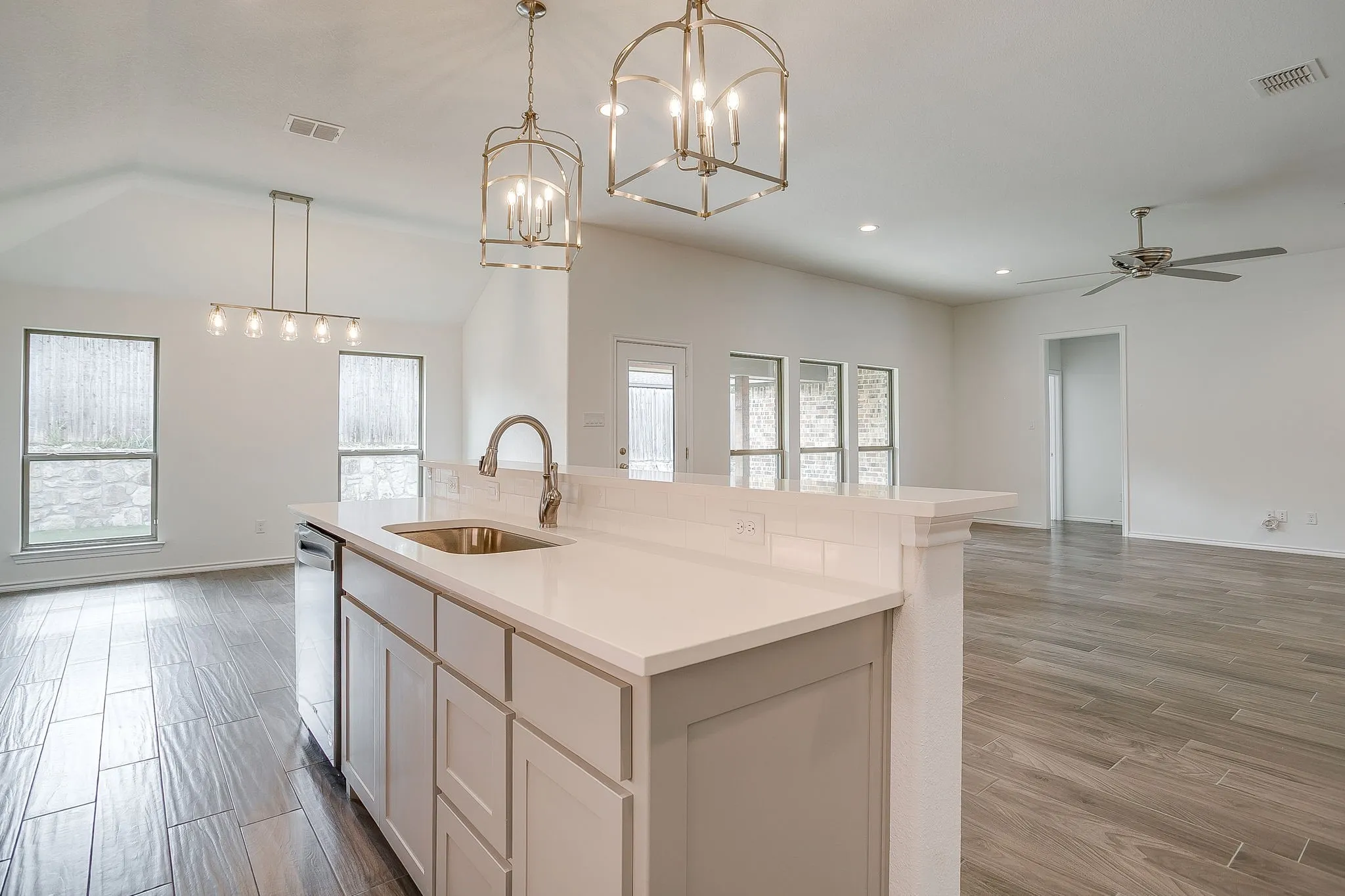 Single Family Residence For Sale in Tarrant County , 6817 Trail Rock Drive, Benbrook, Texas 76126, 4 Bedroom, 4 Bathroom, 2 Garage spaces, 2,282 Sqft, built in 2022, mls#21310173, Real Estate Agent in Benbrook, Homes For Sale in Tarrant county, Homes For Sale in Benbrook, Realtor in Benbrook Texas, Real Estate Brokerage Independent Realty Texas, Luminita Cordes Realtor
