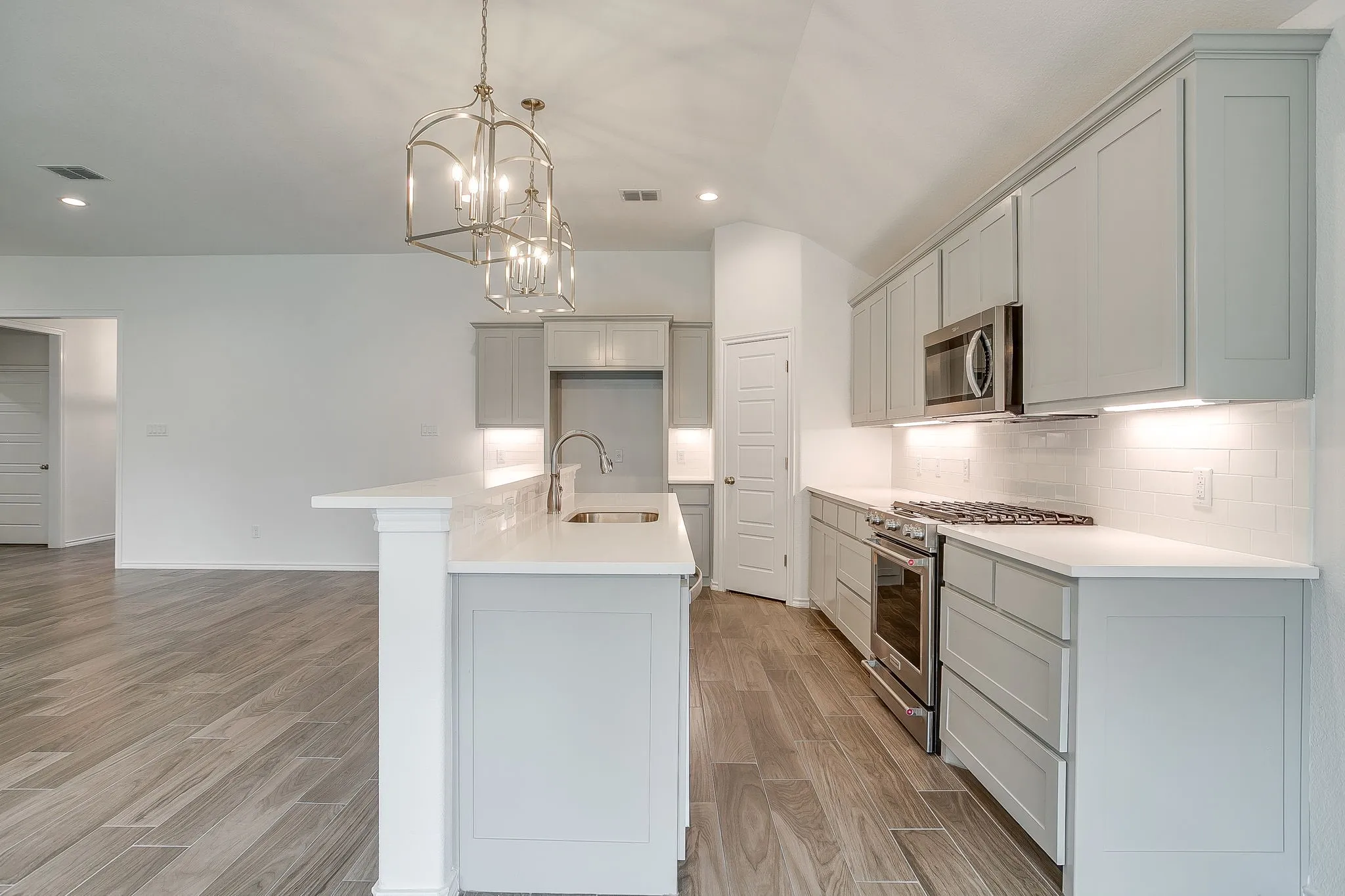 Single Family Residence For Sale in Tarrant County , 6817 Trail Rock Drive, Benbrook, Texas 76126, 4 Bedroom, 4 Bathroom, 2 Garage spaces, 2,282 Sqft, built in 2022, mls#21310173, Real Estate Agent in Benbrook, Homes For Sale in Tarrant county, Homes For Sale in Benbrook, Realtor in Benbrook Texas, Real Estate Brokerage Independent Realty Texas, Luminita Cordes Realtor