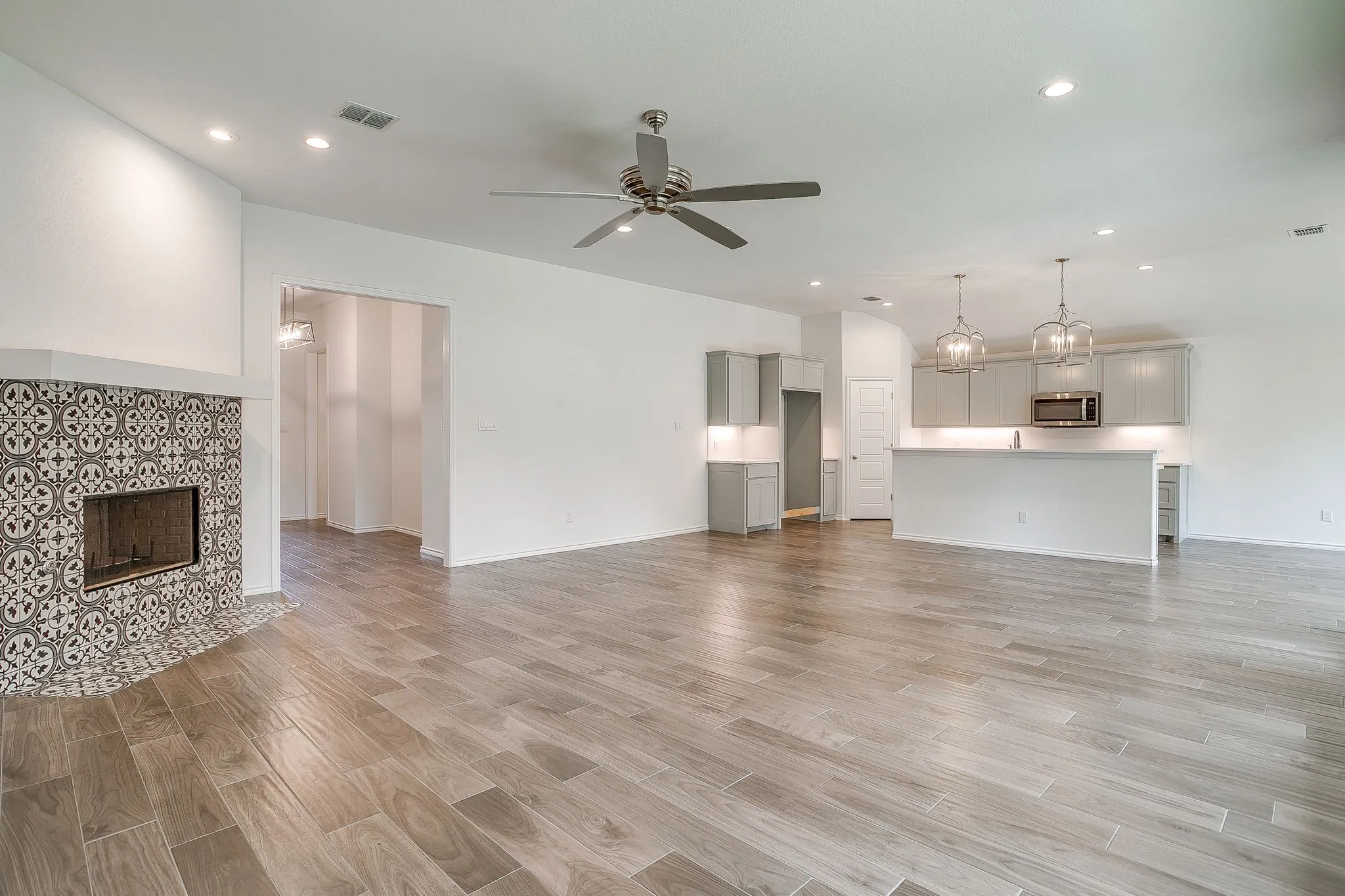 Single Family Residence For Sale in Tarrant County , 6817 Trail Rock Drive, Benbrook, Texas 76126, 4 Bedroom, 4 Bathroom, 2 Garage spaces, 2,282 Sqft, built in 2022, mls#21310173, Real Estate Agent in Benbrook, Homes For Sale in Tarrant county, Homes For Sale in Benbrook, Realtor in Benbrook Texas, Real Estate Brokerage Independent Realty Texas, Luminita Cordes Realtor