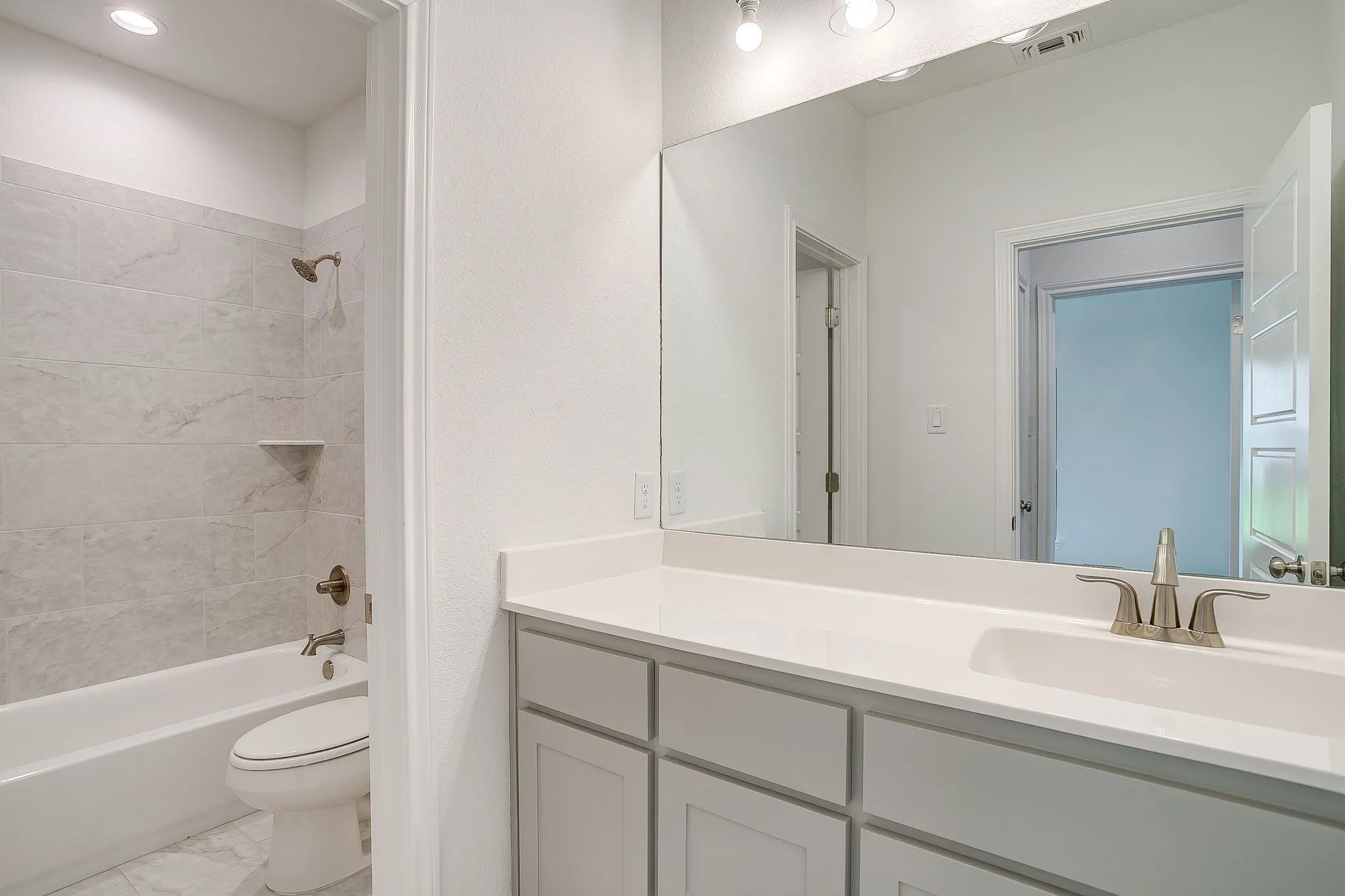 Single Family Residence For Sale in Tarrant County , 6817 Trail Rock Drive, Benbrook, Texas 76126, 4 Bedroom, 4 Bathroom, 2 Garage spaces, 2,282 Sqft, built in 2022, mls#21310173, Real Estate Agent in Benbrook, Homes For Sale in Tarrant county, Homes For Sale in Benbrook, Realtor in Benbrook Texas, Real Estate Brokerage Independent Realty Texas, Luminita Cordes Realtor