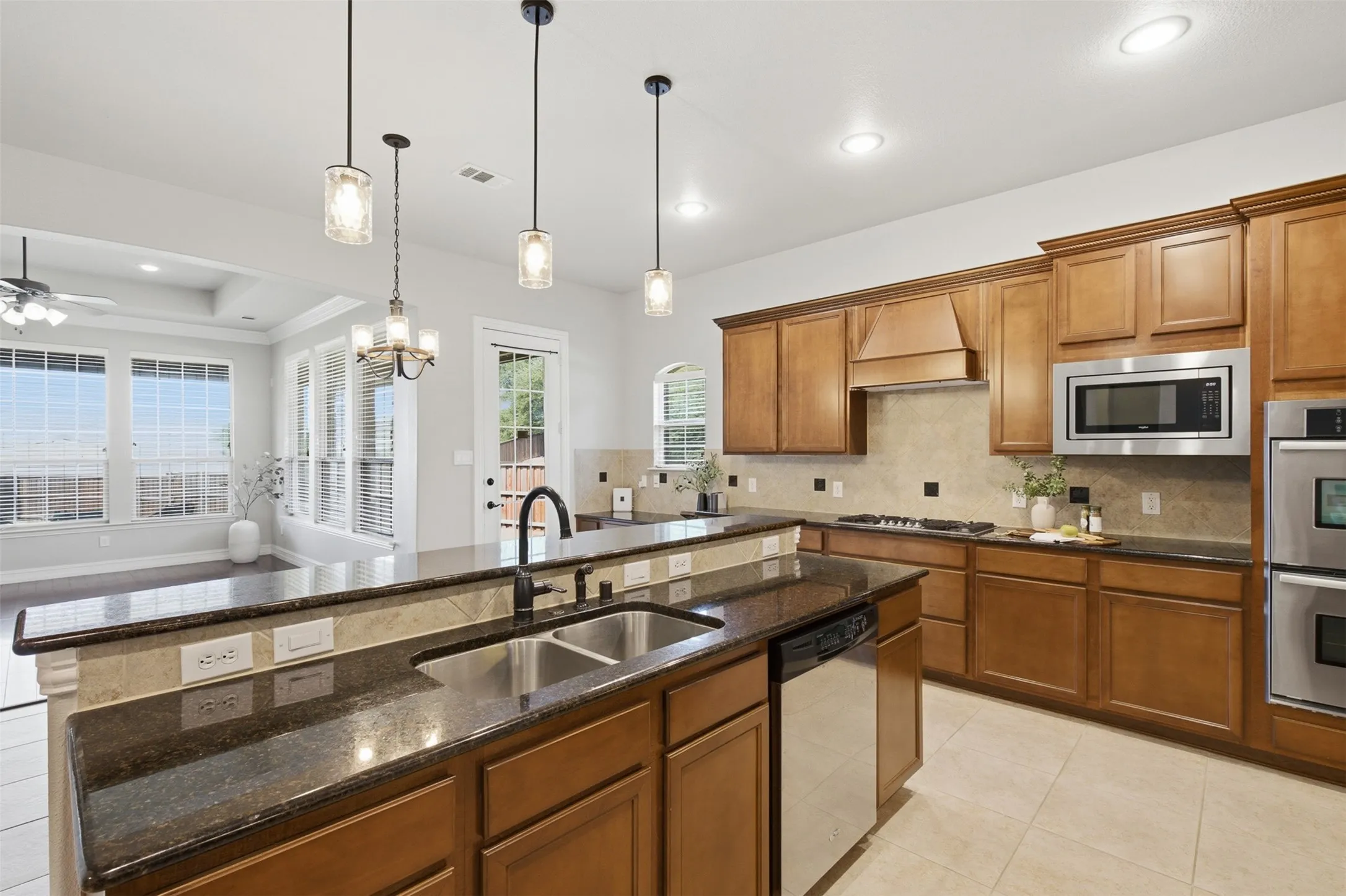 Spacious McKinney kitchen with granite countertops, abundant cabinetry, gas cooking, and generous workspace.