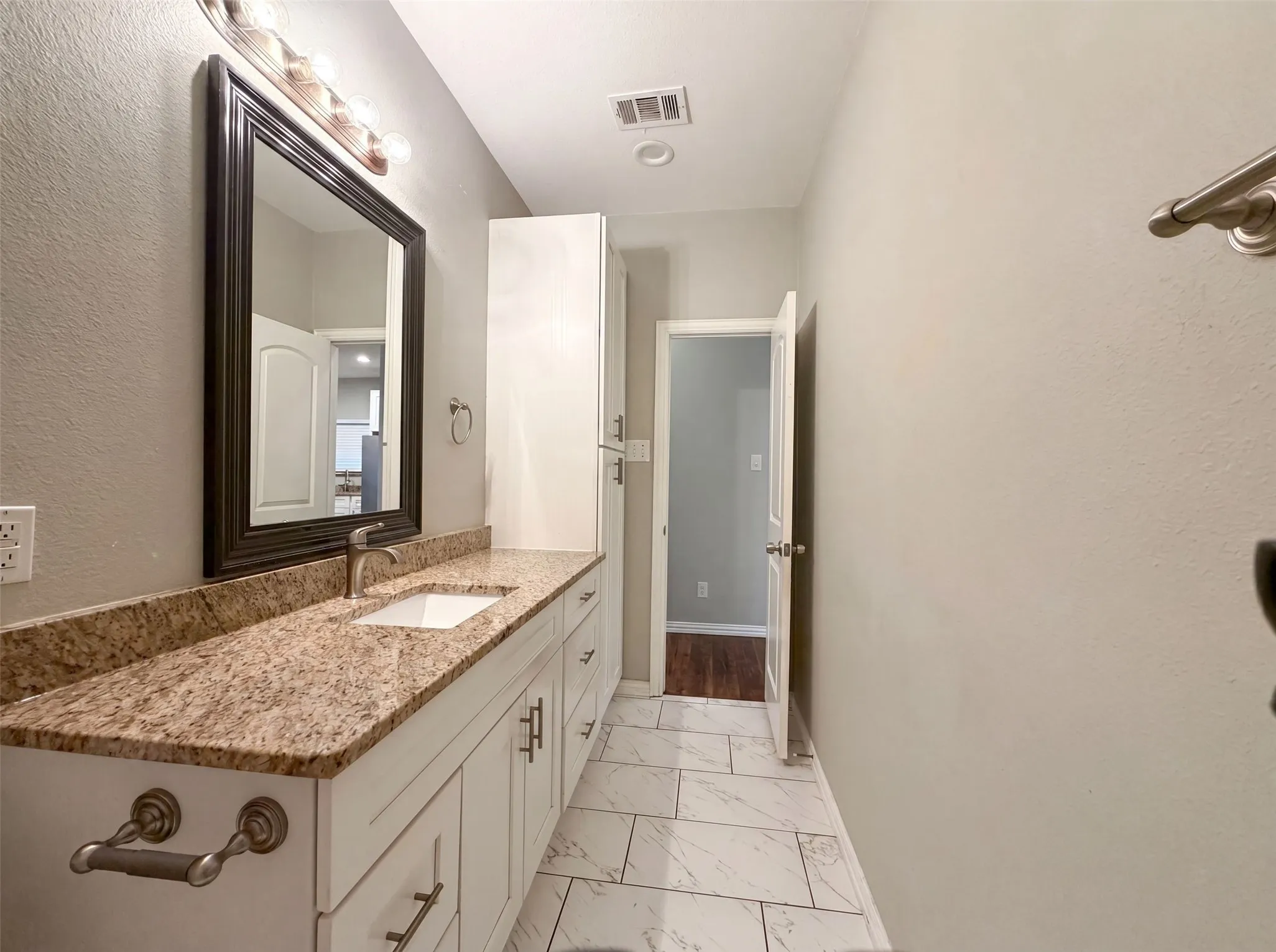 Single Family Residence For Sale in Tarrant County , 619 E Arlington Avenue, Fort Worth, Texas 76104, 3 Bedroom, 2 Bathroom, 2 Garage spaces, 1,551 Sqft, built in 2019, mls#21310211, Real Estate Agent in Fort Worth, Homes For Sale in Tarrant county, Homes For Sale in Fort Worth, Realtor in Fort Worth Texas, Real Estate Brokerage Independent Realty Texas, Luminita Cordes Realtor