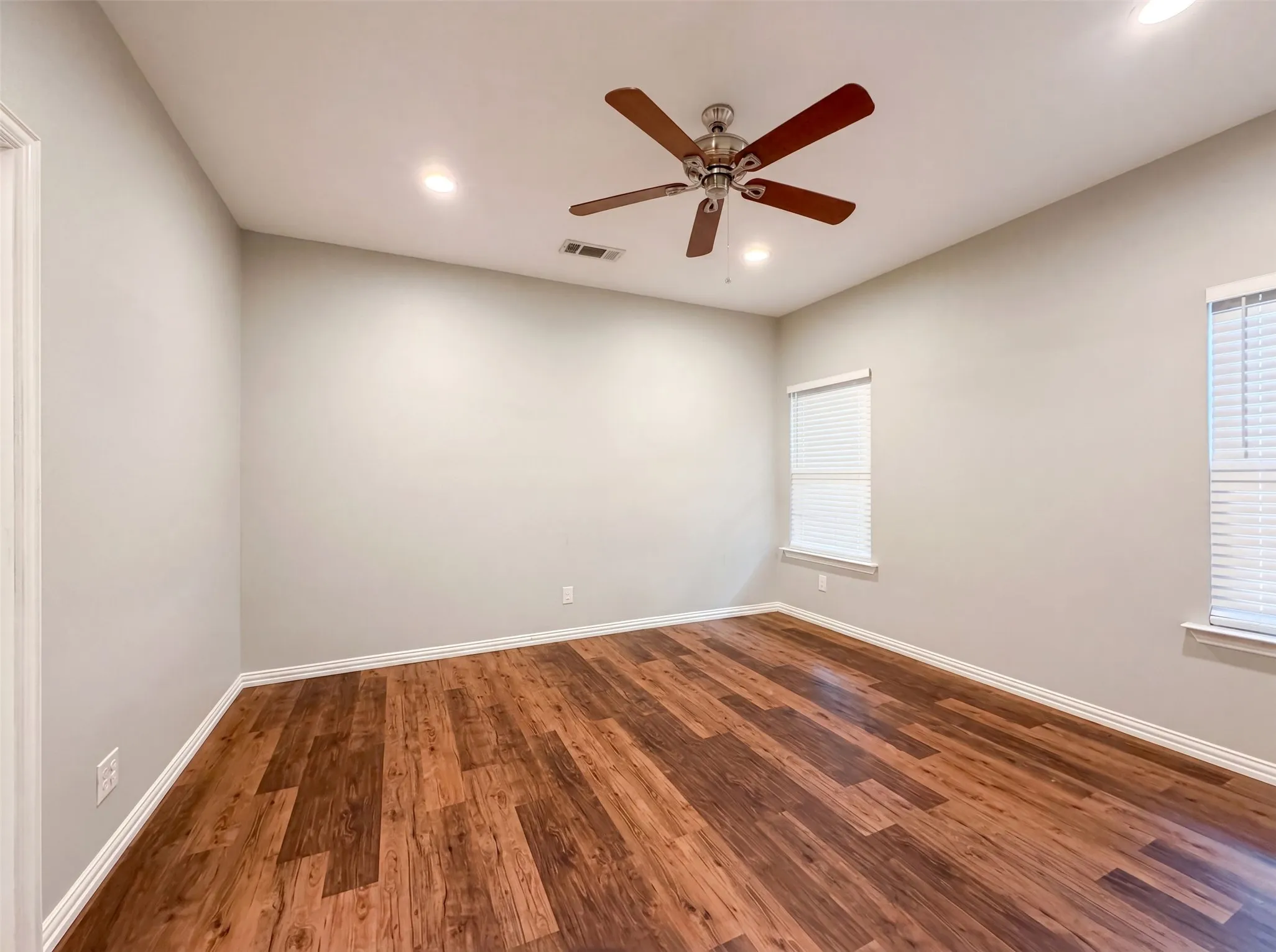 Single Family Residence For Sale in Tarrant County , 619 E Arlington Avenue, Fort Worth, Texas 76104, 3 Bedroom, 2 Bathroom, 2 Garage spaces, 1,551 Sqft, built in 2019, mls#21310211, Real Estate Agent in Fort Worth, Homes For Sale in Tarrant county, Homes For Sale in Fort Worth, Realtor in Fort Worth Texas, Real Estate Brokerage Independent Realty Texas, Luminita Cordes Realtor