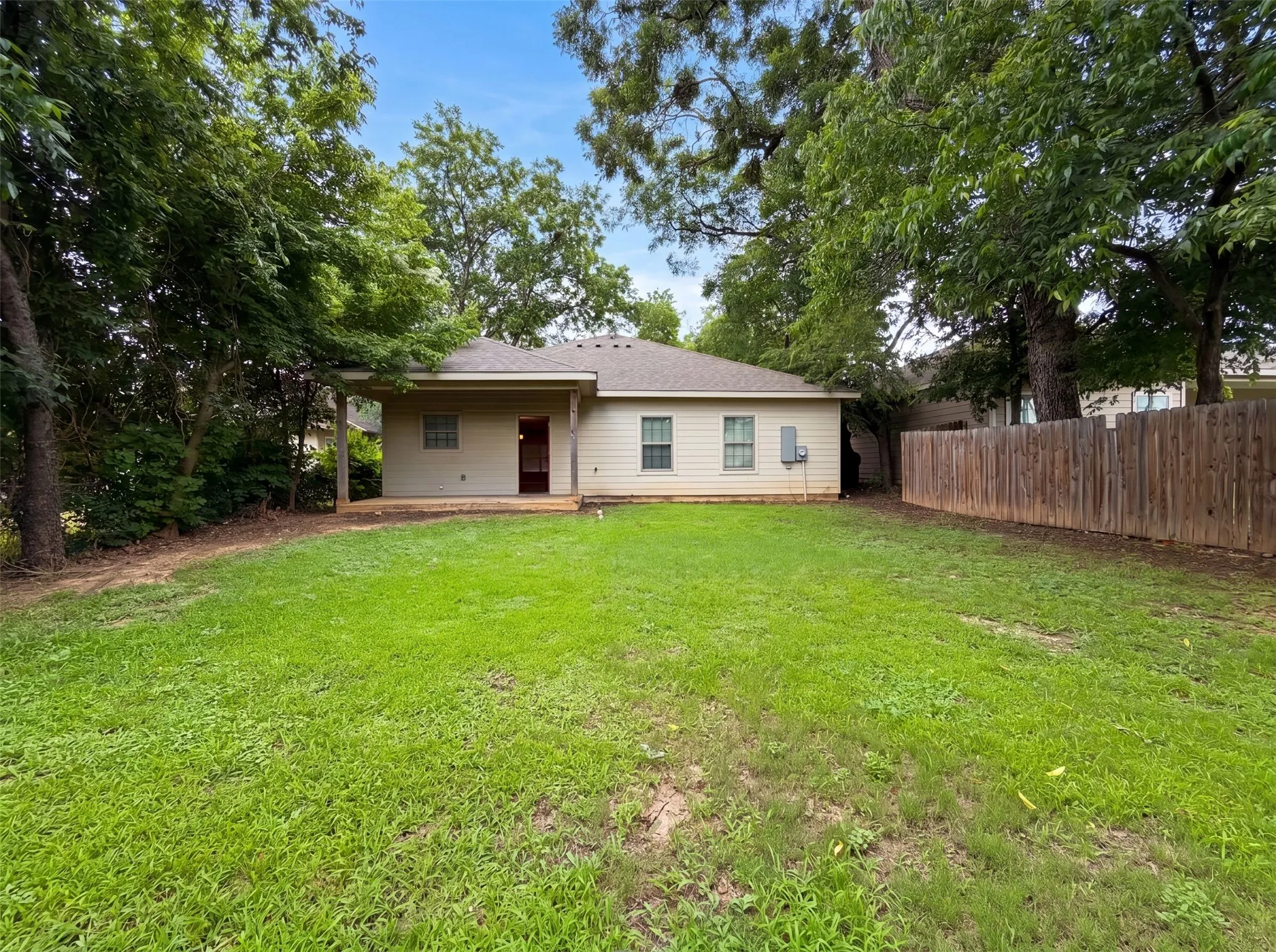 Single Family Residence For Sale in Tarrant County , 619 E Arlington Avenue, Fort Worth, Texas 76104, 3 Bedroom, 2 Bathroom, 2 Garage spaces, 1,551 Sqft, built in 2019, mls#21310211, Real Estate Agent in Fort Worth, Homes For Sale in Tarrant county, Homes For Sale in Fort Worth, Realtor in Fort Worth Texas, Real Estate Brokerage Independent Realty Texas, Luminita Cordes Realtor