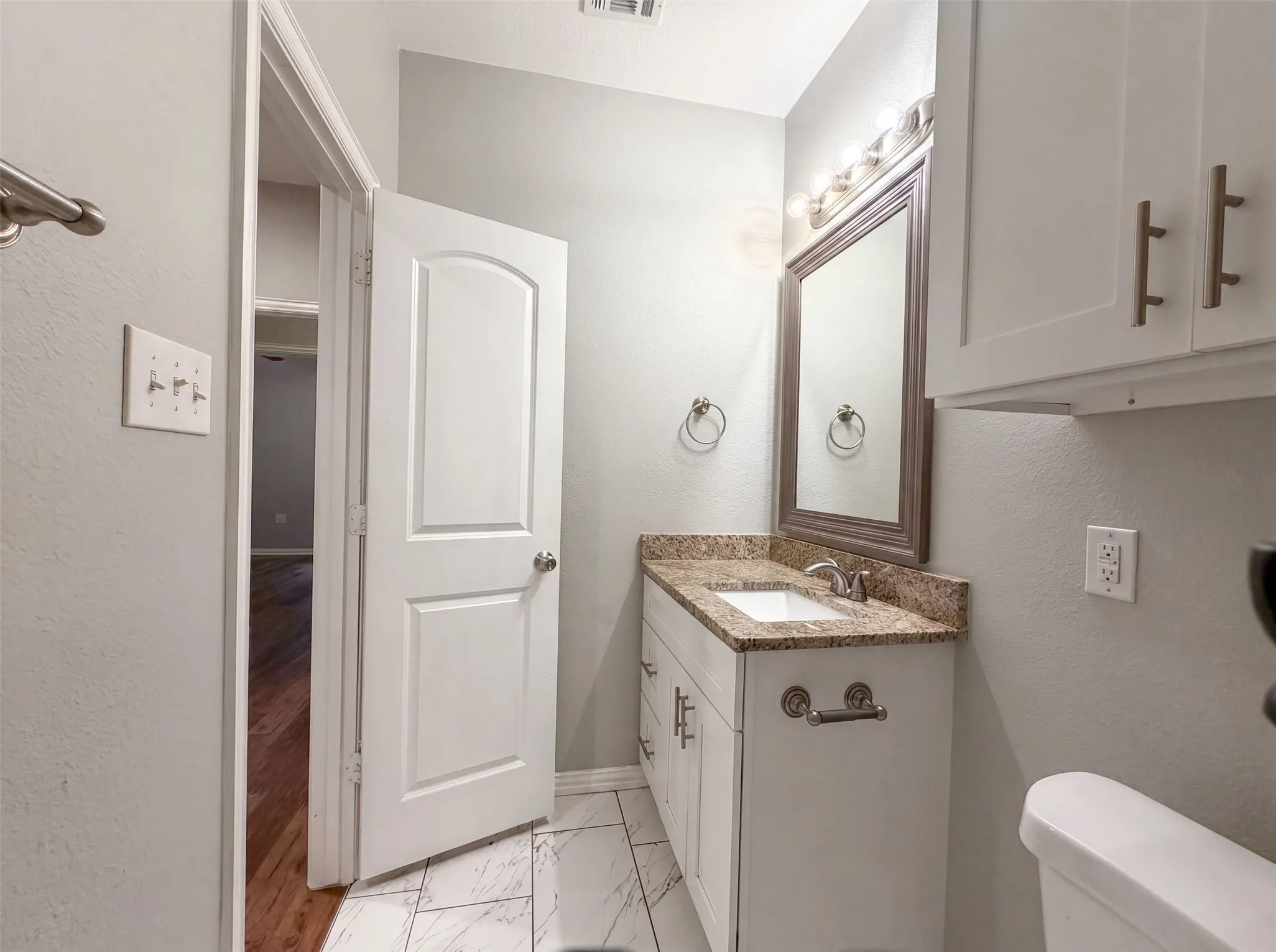 Single Family Residence For Sale in Tarrant County , 619 E Arlington Avenue, Fort Worth, Texas 76104, 3 Bedroom, 2 Bathroom, 2 Garage spaces, 1,551 Sqft, built in 2019, mls#21310211, Real Estate Agent in Fort Worth, Homes For Sale in Tarrant county, Homes For Sale in Fort Worth, Realtor in Fort Worth Texas, Real Estate Brokerage Independent Realty Texas, Luminita Cordes Realtor