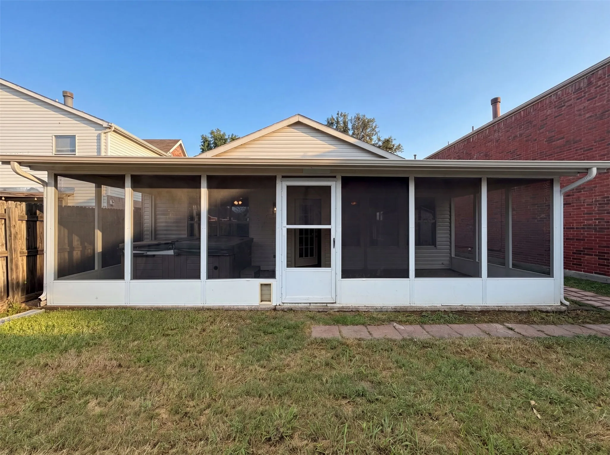 Single Family Residence For Sale in Denton County , 2026 Cardinal Lane, Lewisville, Texas 75077, 3 Bedroom, 3 Bathroom, 2 Garage spaces, 1,618 Sqft, built in 1997, mls#21310216, Real Estate Agent in Lewisville, Homes For Sale in Denton county, Homes For Sale in Lewisville, Realtor in Lewisville Texas, Real Estate Brokerage Independent Realty Texas, Luminita Cordes Realtor