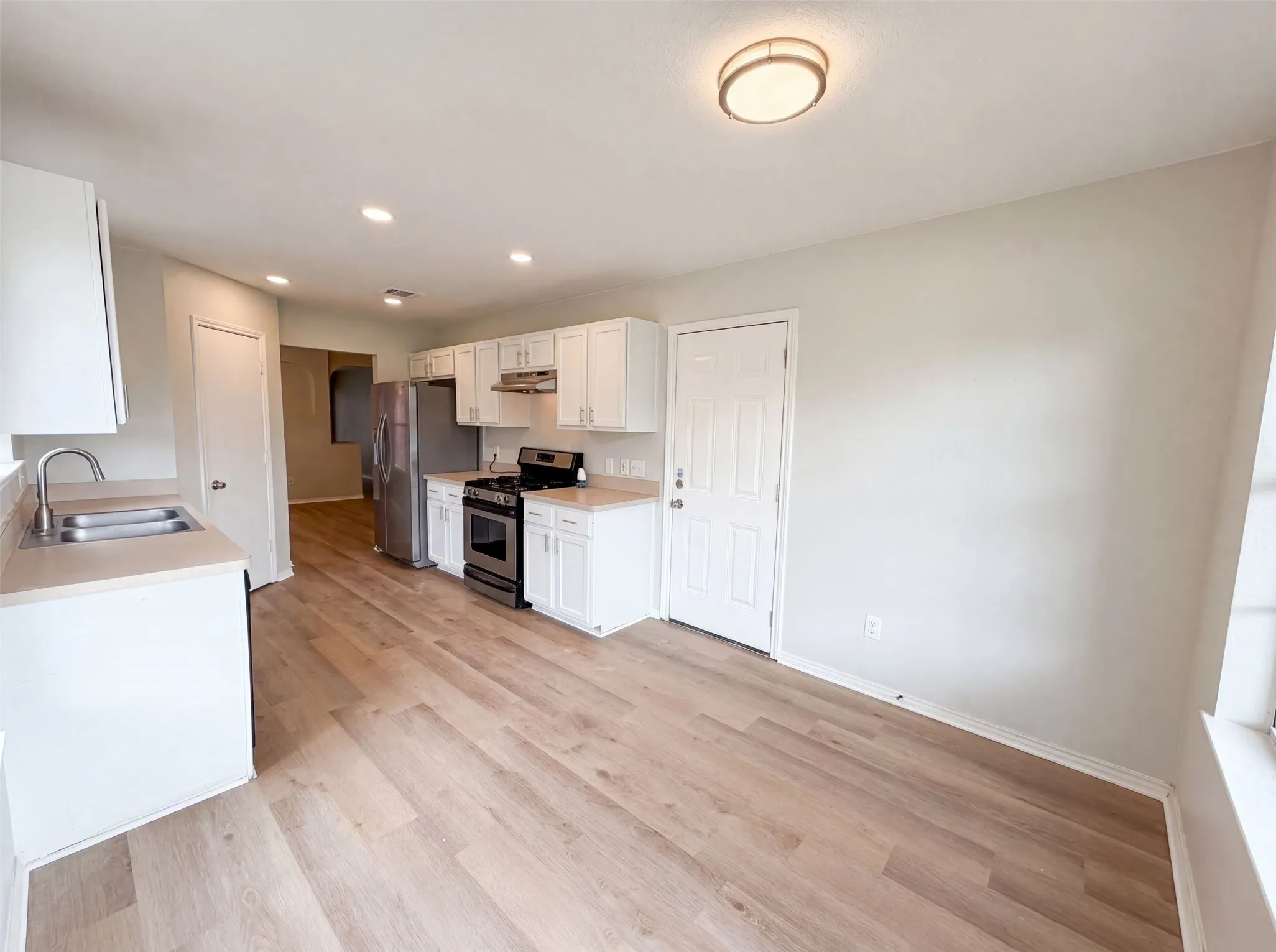 Single Family Residence For Sale in Denton County , 2026 Cardinal Lane, Lewisville, Texas 75077, 3 Bedroom, 3 Bathroom, 2 Garage spaces, 1,618 Sqft, built in 1997, mls#21310216, Real Estate Agent in Lewisville, Homes For Sale in Denton county, Homes For Sale in Lewisville, Realtor in Lewisville Texas, Real Estate Brokerage Independent Realty Texas, Luminita Cordes Realtor