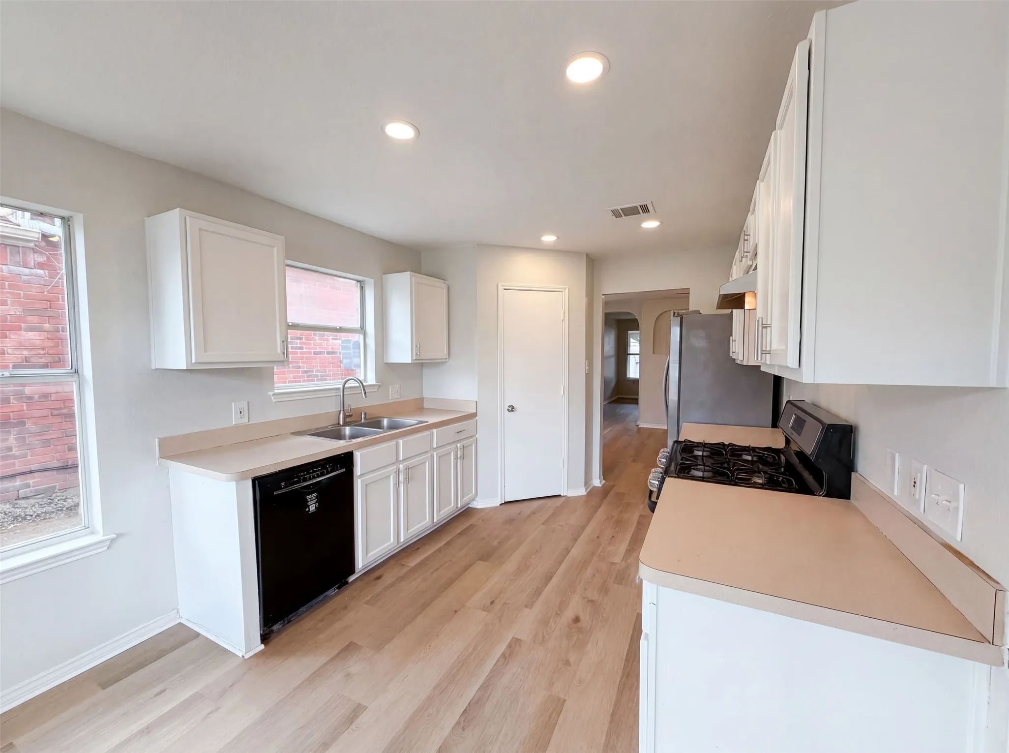 Single Family Residence For Sale in Denton County , 2026 Cardinal Lane, Lewisville, Texas 75077, 3 Bedroom, 3 Bathroom, 2 Garage spaces, 1,618 Sqft, built in 1997, mls#21310216, Real Estate Agent in Lewisville, Homes For Sale in Denton county, Homes For Sale in Lewisville, Realtor in Lewisville Texas, Real Estate Brokerage Independent Realty Texas, Luminita Cordes Realtor