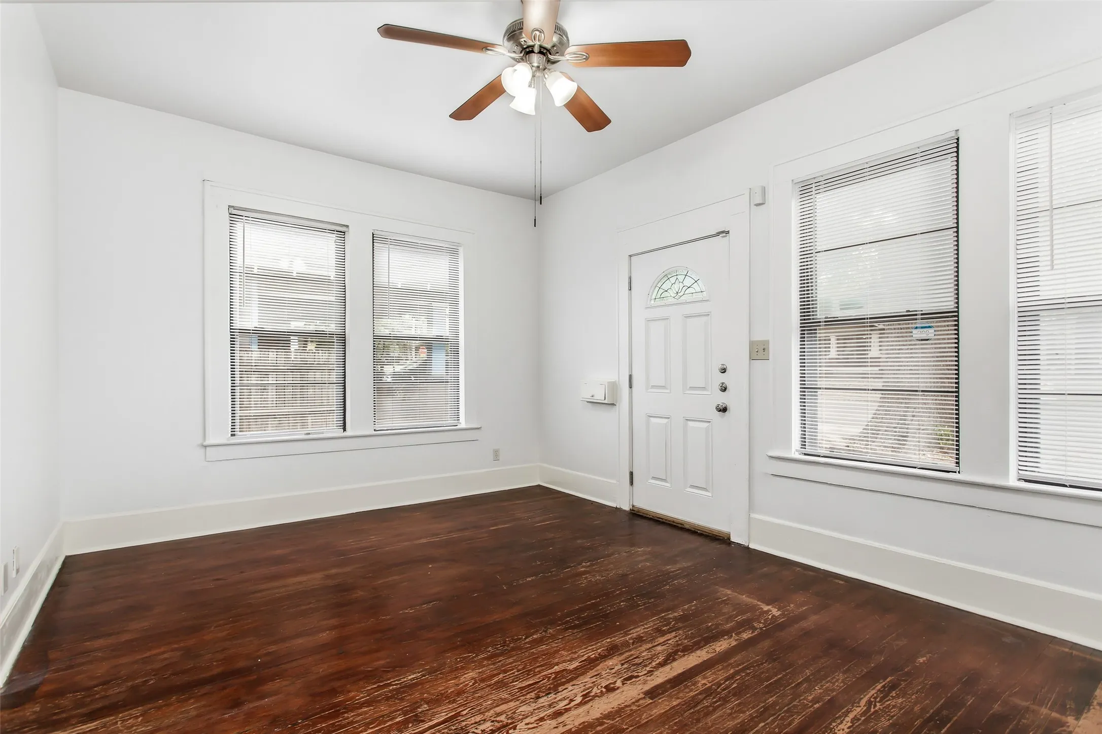 Duplex For Rent in Dallas County , 5925 Worth Street, Dallas, Texas 75214, 1 Bedroom, 1 Bathroom, Garage spaces, 651 Sqft, built in 1920, mls#21296884, Real Estate Agent in Dallas, Homes For Rent in Dallas county, Homes For Rent in Dallas, Realtor in Dallas Texas, Real Estate Brokerage Independent Realty Texas, Luminita Cordes Realtor