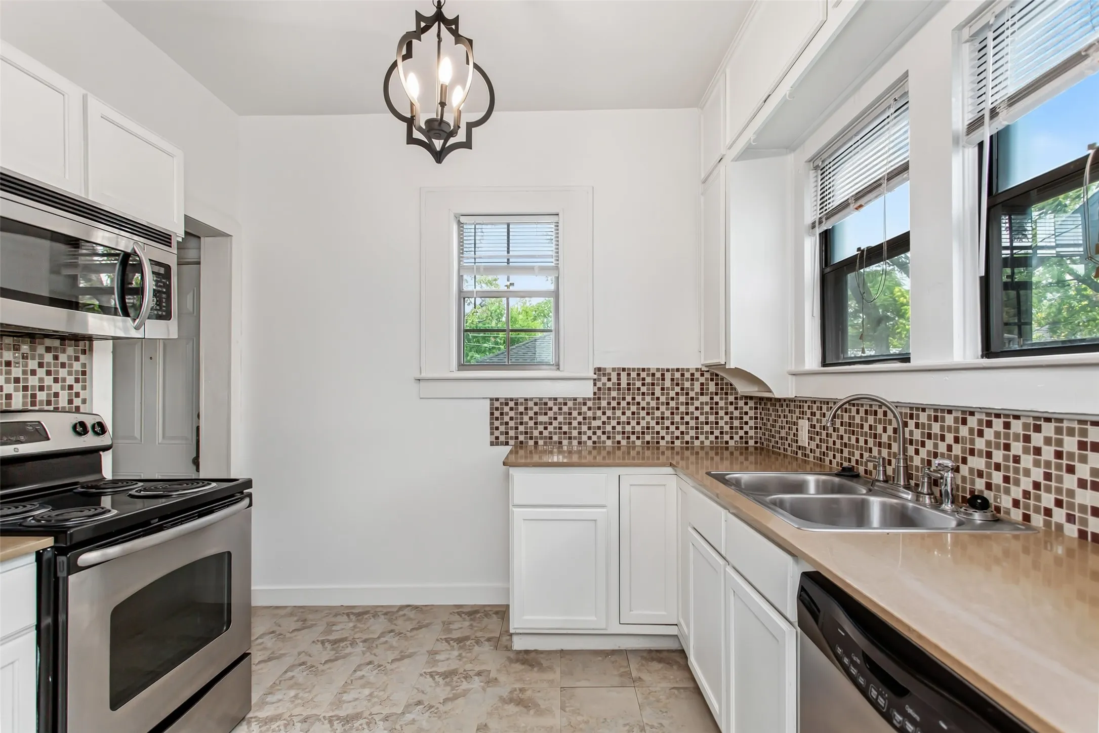 Duplex For Rent in Dallas County , 5925 Worth Street, Dallas, Texas 75214, 1 Bedroom, 1 Bathroom, Garage spaces, 651 Sqft, built in 1920, mls#21296884, Real Estate Agent in Dallas, Homes For Rent in Dallas county, Homes For Rent in Dallas, Realtor in Dallas Texas, Real Estate Brokerage Independent Realty Texas, Luminita Cordes Realtor
