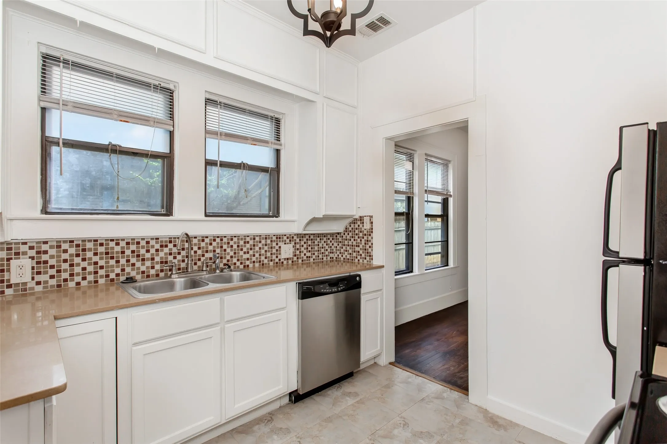 Duplex For Rent in Dallas County , 5925 Worth Street, Dallas, Texas 75214, 1 Bedroom, 1 Bathroom, Garage spaces, 651 Sqft, built in 1920, mls#21296884, Real Estate Agent in Dallas, Homes For Rent in Dallas county, Homes For Rent in Dallas, Realtor in Dallas Texas, Real Estate Brokerage Independent Realty Texas, Luminita Cordes Realtor