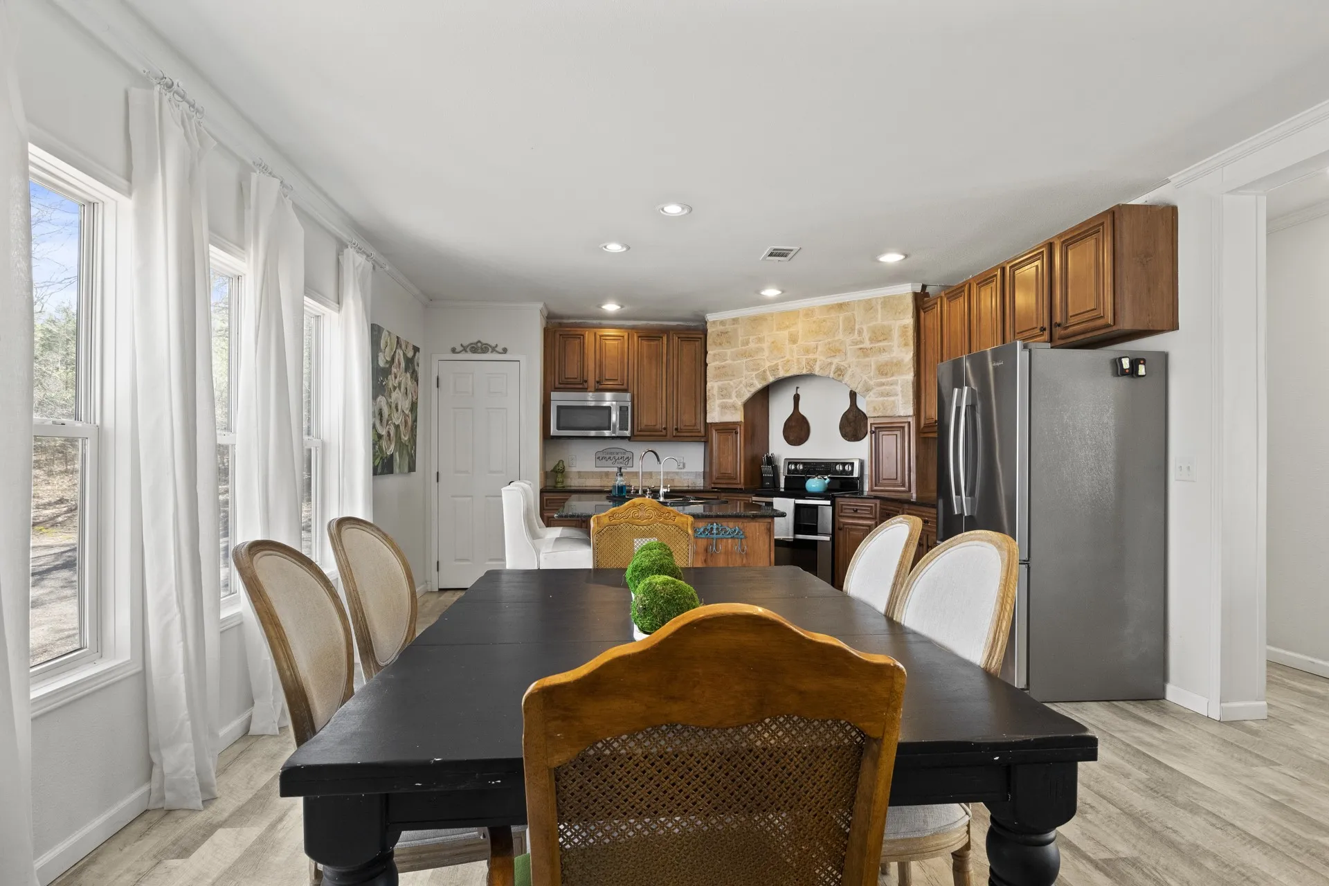 Dining area featuring sink, light hardwood / wood-style floors, and crown molding