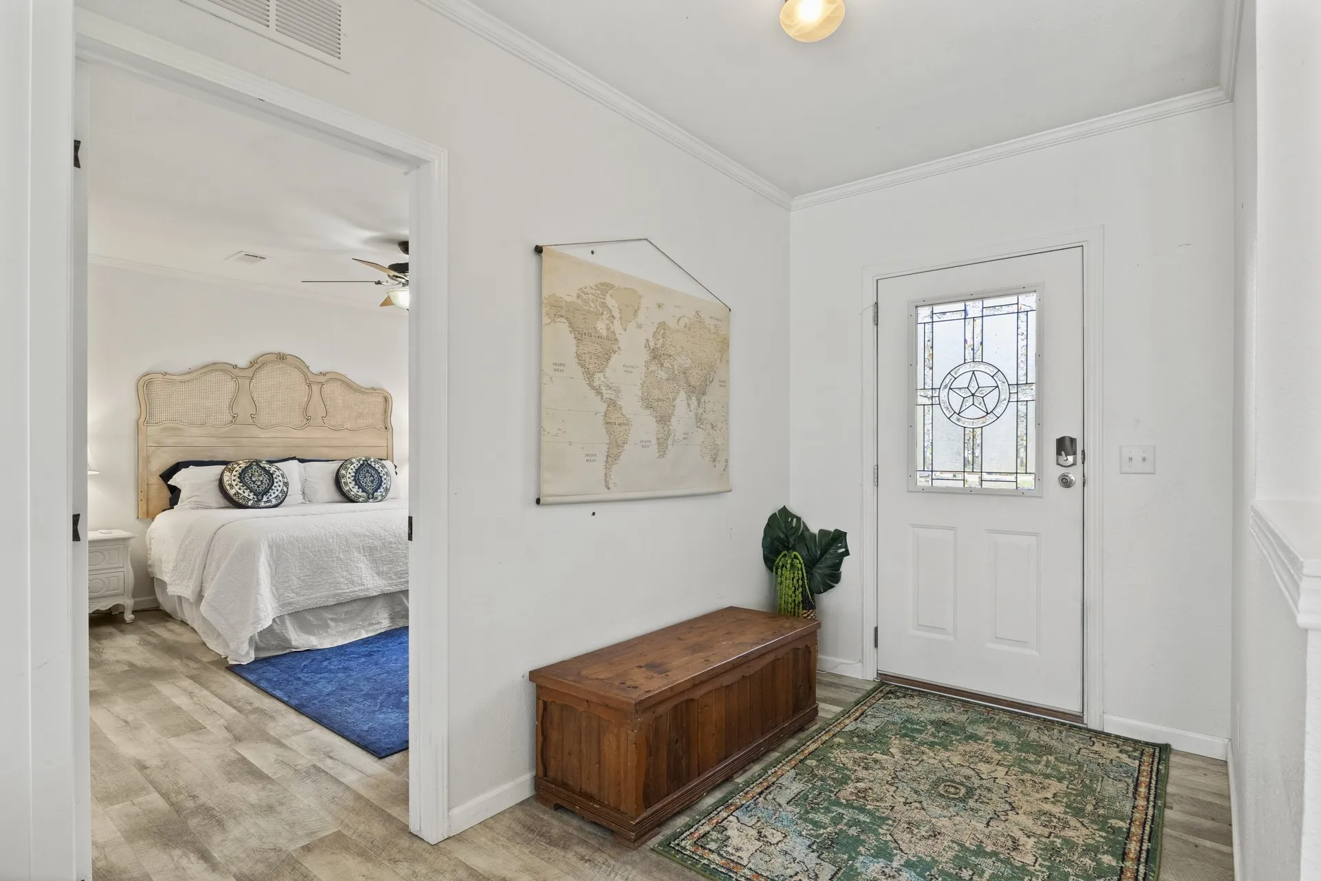 Entrance foyer with ornamental molding, light hardwood / wood-style floors, and ceiling fan