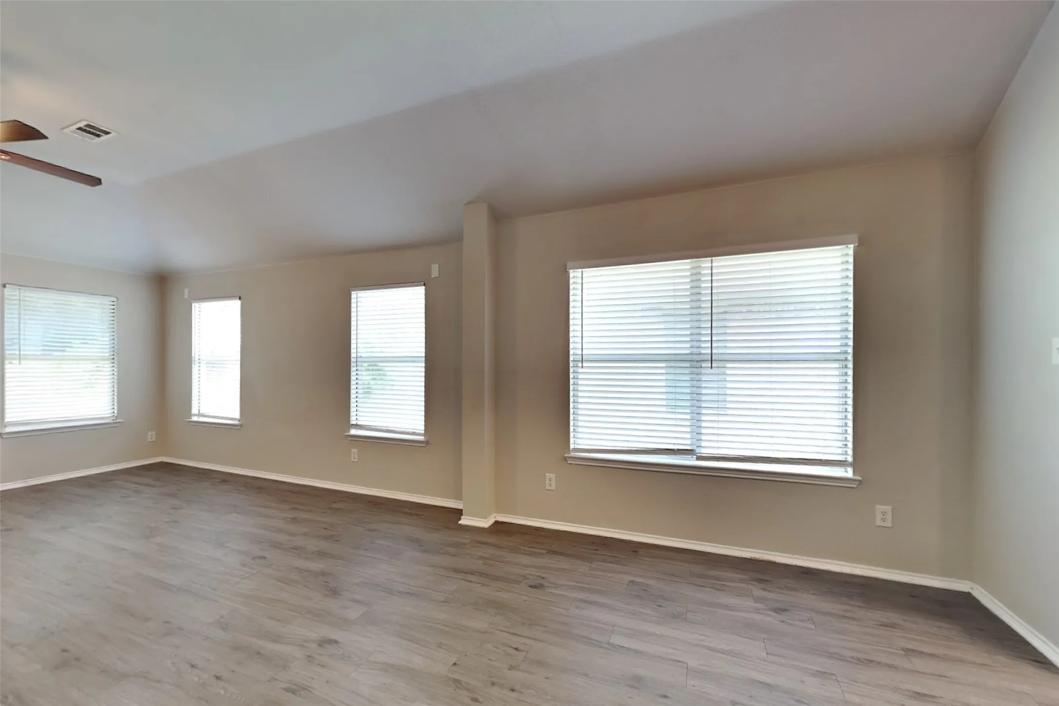 Single Family Residence For Rent in Denton County , 711 Blue Heron, Aubrey, Texas 76227, 3 Bedroom, 2 Bathroom, 2 Garage spaces, 1,733 Sqft, built in 2003, mls#21310303, Real Estate Agent in Aubrey, Homes For Rent in Denton county, Homes For Rent in Aubrey, Realtor in Aubrey Texas, Real Estate Brokerage Independent Realty Texas, Luminita Cordes Realtor