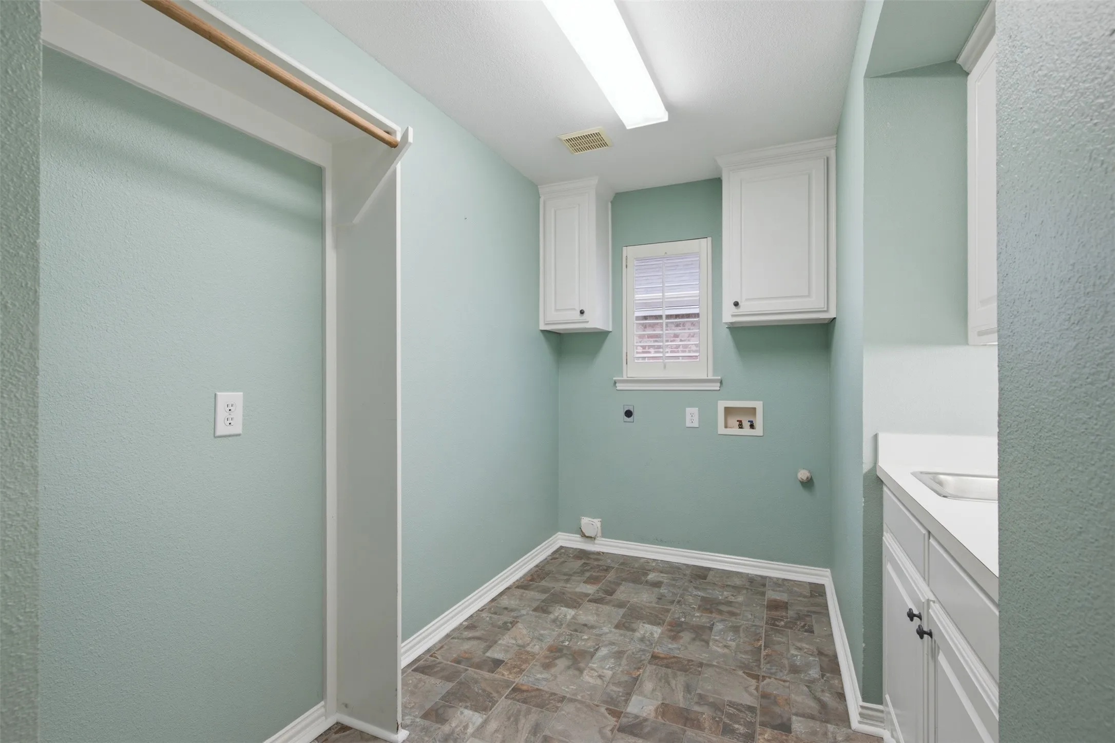 Single Family Residence For Sale in Tarrant County , 1109 Brook Arbor Drive, Mansfield, Texas 76063, 4 Bedroom, 2 Bathroom, 2 Garage spaces, 2,443 Sqft, built in 1998, mls#21304550, Real Estate Agent in Mansfield, Homes For Sale in Tarrant county, Homes For Sale in Mansfield, Realtor in Mansfield Texas, Real Estate Brokerage Independent Realty Texas, Luminita Cordes Realtor