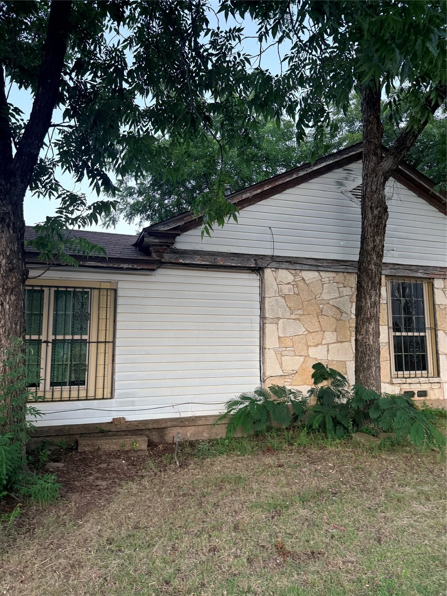 Single Family Residence For Sale in Dallas County , 4027 Penrod Avenue, Cockrell Hill, Texas 75211, 2 Bedroom, 1 Bathroom, 1 Garage spaces, 1,100 Sqft, built in 1960, mls#21310361, Real Estate Agent in Cockrell Hill, Homes For Sale in Dallas county, Homes For Sale in Cockrell Hill, Realtor in Cockrell Hill Texas, Real Estate Brokerage Independent Realty Texas, Luminita Cordes Realtor