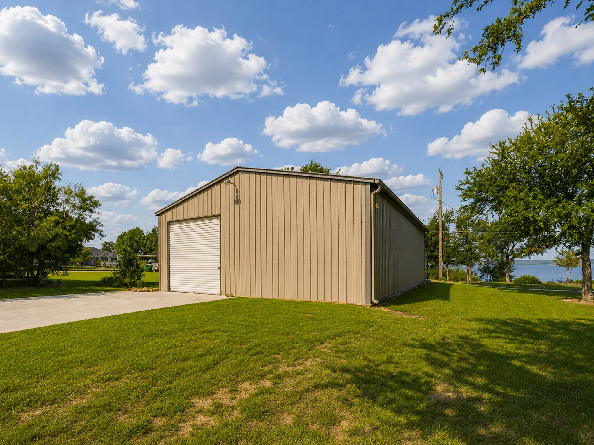 Single Family Residence For Sale in Wise County , 711 Crows Point, Lake Bridgeport, Texas 76426, 3 Bedroom, 2 Bathroom, 2 Garage spaces, 2,200 Sqft, built in 2018, mls#21309238, Real Estate Agent in Lake Bridgeport, Homes For Sale in Wise county, Homes For Sale in Lake Bridgeport, Realtor in Lake Bridgeport Texas, Real Estate Brokerage Independent Realty Texas, Luminita Cordes Realtor