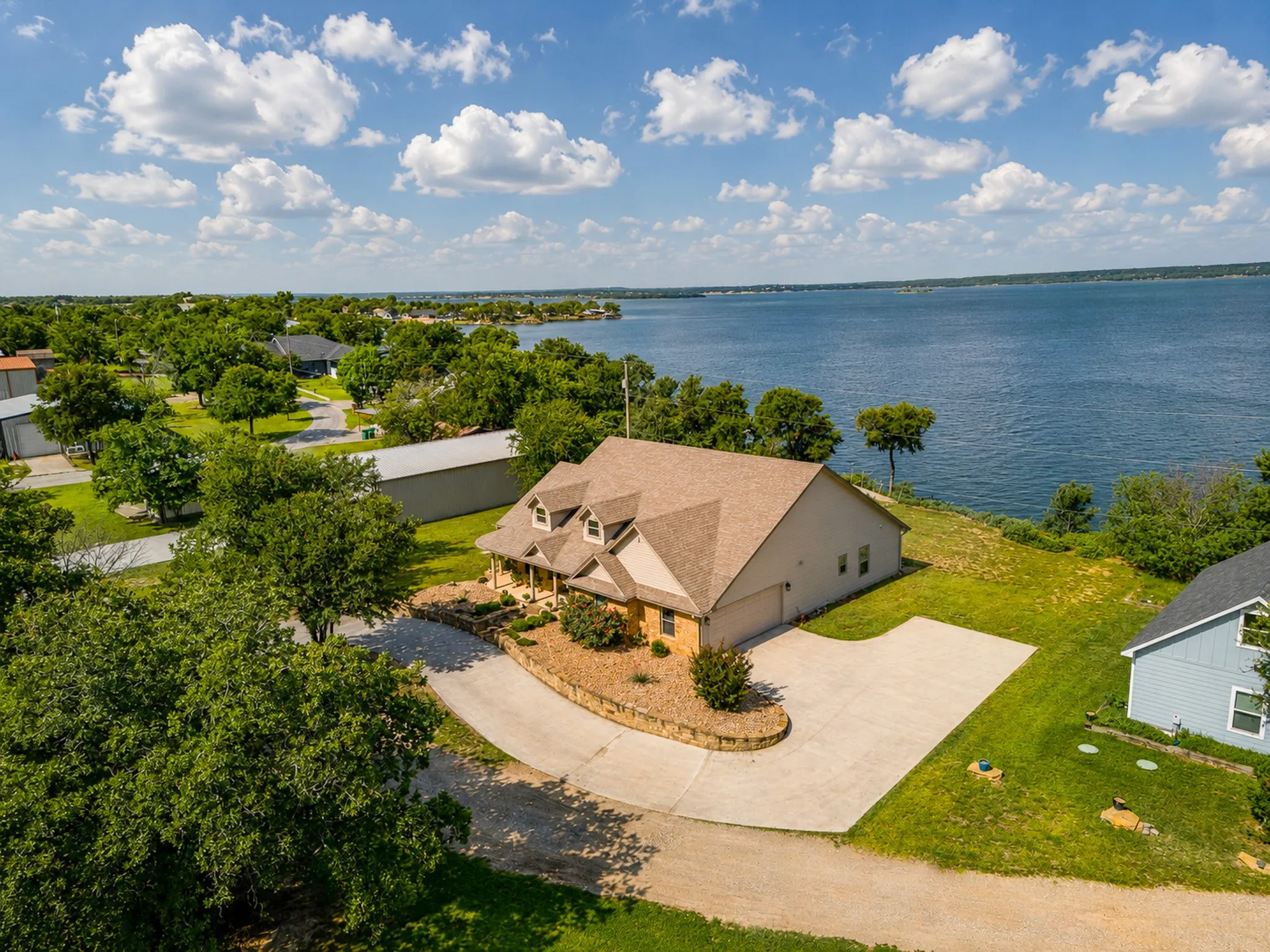 Single Family Residence For Sale in Wise County , 711 Crows Point, Lake Bridgeport, Texas 76426, 3 Bedroom, 2 Bathroom, 2 Garage spaces, 2,200 Sqft, built in 2018, mls#21309238, Real Estate Agent in Lake Bridgeport, Homes For Sale in Wise county, Homes For Sale in Lake Bridgeport, Realtor in Lake Bridgeport Texas, Real Estate Brokerage Independent Realty Texas, Luminita Cordes Realtor