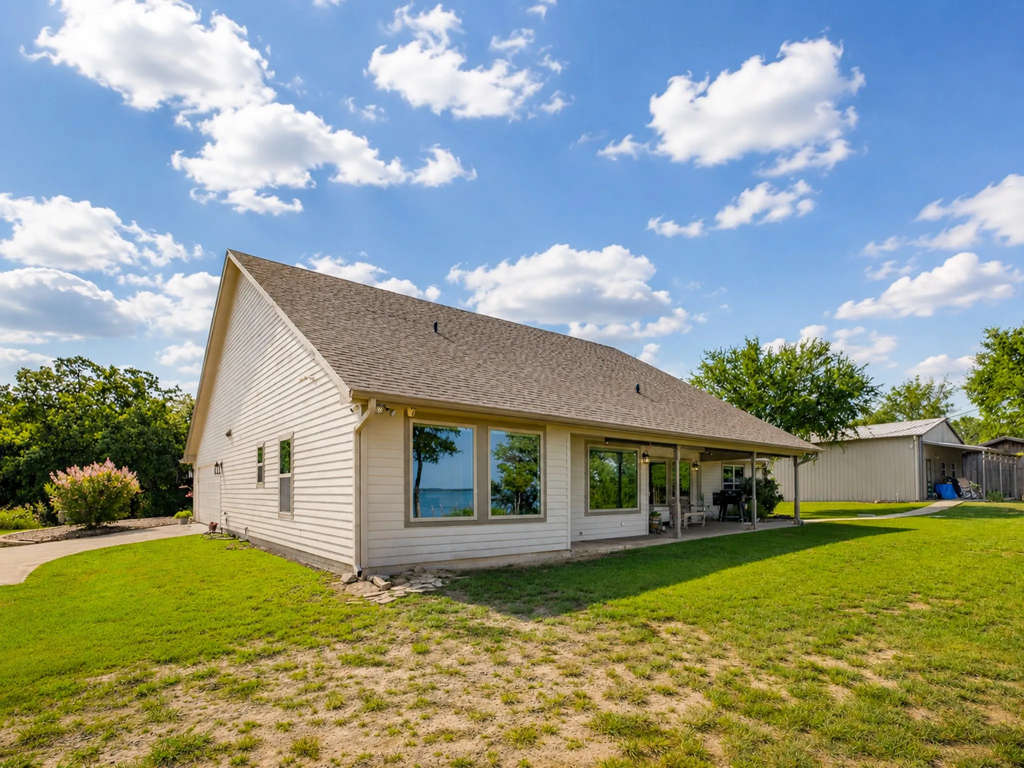 Single Family Residence For Sale in Wise County , 711 Crows Point, Lake Bridgeport, Texas 76426, 3 Bedroom, 2 Bathroom, 2 Garage spaces, 2,200 Sqft, built in 2018, mls#21309238, Real Estate Agent in Lake Bridgeport, Homes For Sale in Wise county, Homes For Sale in Lake Bridgeport, Realtor in Lake Bridgeport Texas, Real Estate Brokerage Independent Realty Texas, Luminita Cordes Realtor