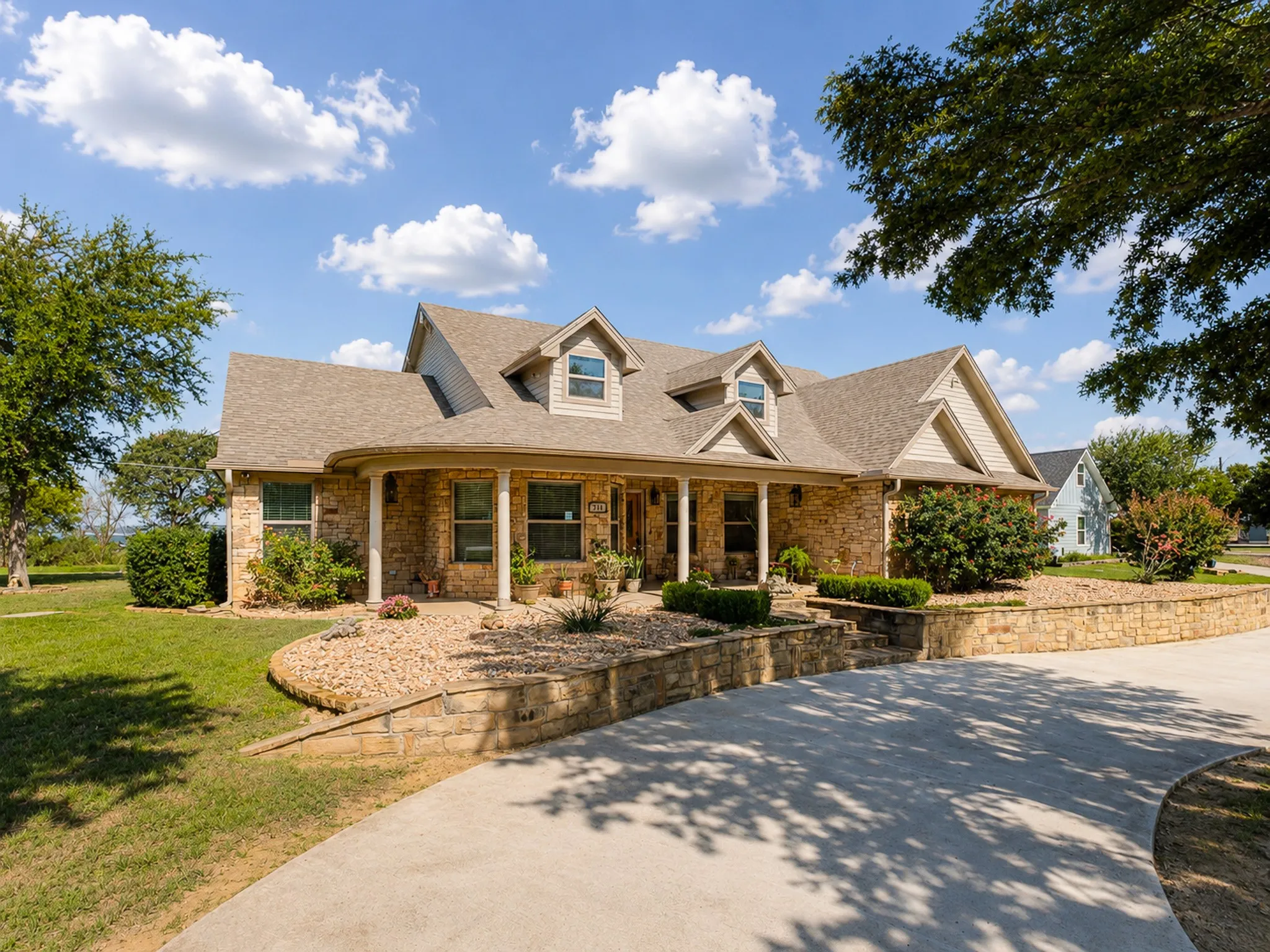 Single Family Residence For Sale in Wise County , 711 Crows Point, Lake Bridgeport, Texas 76426, 3 Bedroom, 2 Bathroom, 2 Garage spaces, 2,200 Sqft, built in 2018, mls#21309238, Real Estate Agent in Lake Bridgeport, Homes For Sale in Wise county, Homes For Sale in Lake Bridgeport, Realtor in Lake Bridgeport Texas, Real Estate Brokerage Independent Realty Texas, Luminita Cordes Realtor