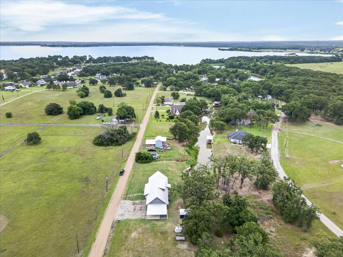 Single Family Residence For Sale in Henderson County , 114 Lakewood Road, Trinidad, Texas 75163, 3 Bedroom, 3 Bathroom, 2 Garage spaces, 2,153 Sqft, built in 2020, mls#21308979, Real Estate Agent in Trinidad, Homes For Sale in Henderson county, Homes For Sale in Trinidad, Realtor in Trinidad Texas, Real Estate Brokerage Independent Realty Texas, Luminita Cordes Realtor