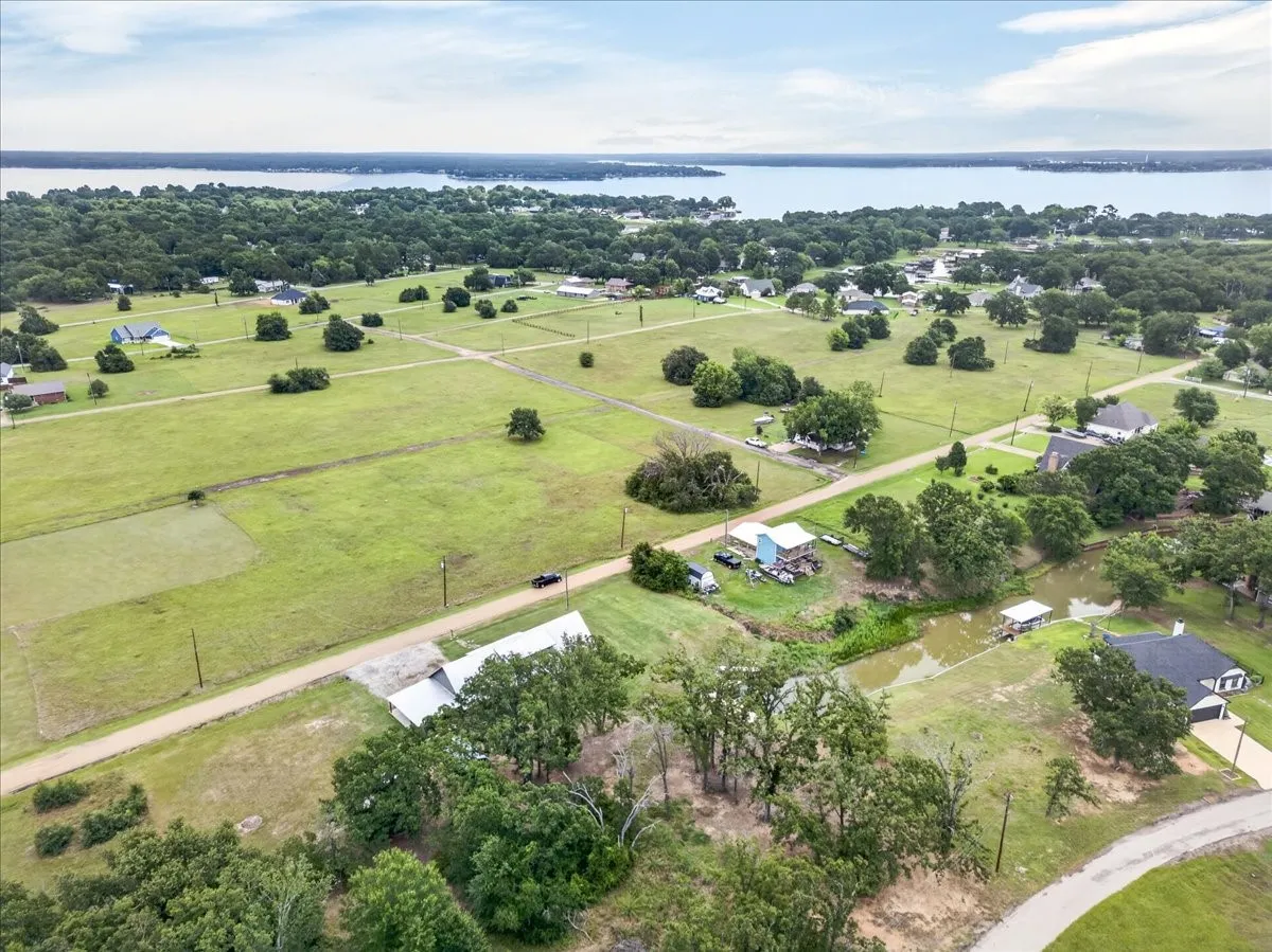 Single Family Residence For Sale in Henderson County , 114 Lakewood Road, Trinidad, Texas 75163, 3 Bedroom, 3 Bathroom, 2 Garage spaces, 2,153 Sqft, built in 2020, mls#21308979, Real Estate Agent in Trinidad, Homes For Sale in Henderson county, Homes For Sale in Trinidad, Realtor in Trinidad Texas, Real Estate Brokerage Independent Realty Texas, Luminita Cordes Realtor
