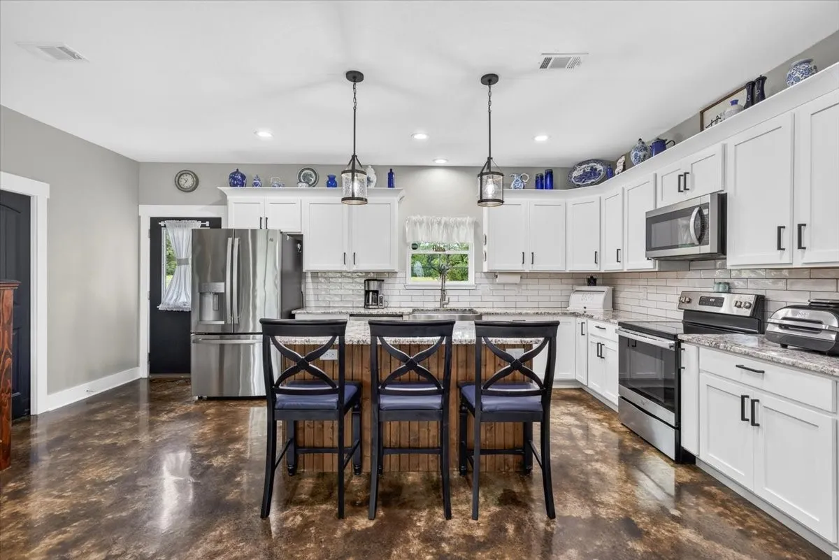Single Family Residence For Sale in Henderson County , 114 Lakewood Road, Trinidad, Texas 75163, 3 Bedroom, 3 Bathroom, 2 Garage spaces, 2,153 Sqft, built in 2020, mls#21308979, Real Estate Agent in Trinidad, Homes For Sale in Henderson county, Homes For Sale in Trinidad, Realtor in Trinidad Texas, Real Estate Brokerage Independent Realty Texas, Luminita Cordes Realtor