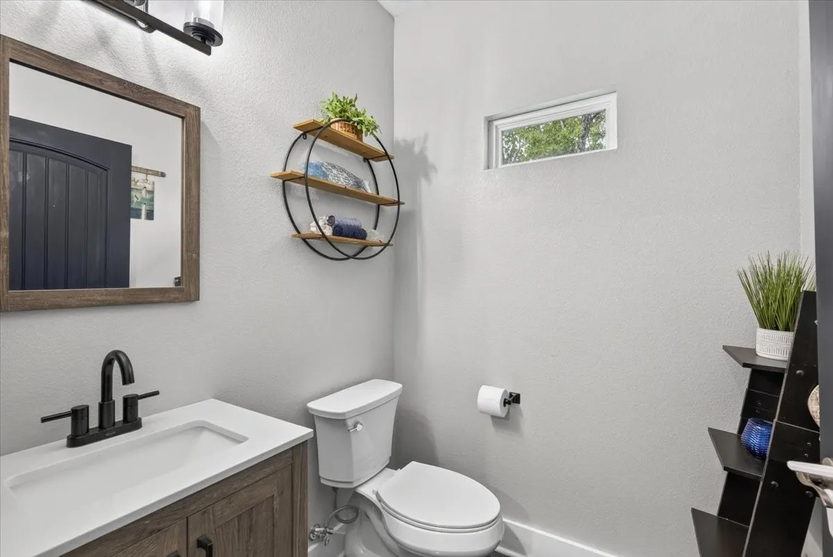 Single Family Residence For Sale in Henderson County , 114 Lakewood Road, Trinidad, Texas 75163, 3 Bedroom, 3 Bathroom, 2 Garage spaces, 2,153 Sqft, built in 2020, mls#21308979, Real Estate Agent in Trinidad, Homes For Sale in Henderson county, Homes For Sale in Trinidad, Realtor in Trinidad Texas, Real Estate Brokerage Independent Realty Texas, Luminita Cordes Realtor