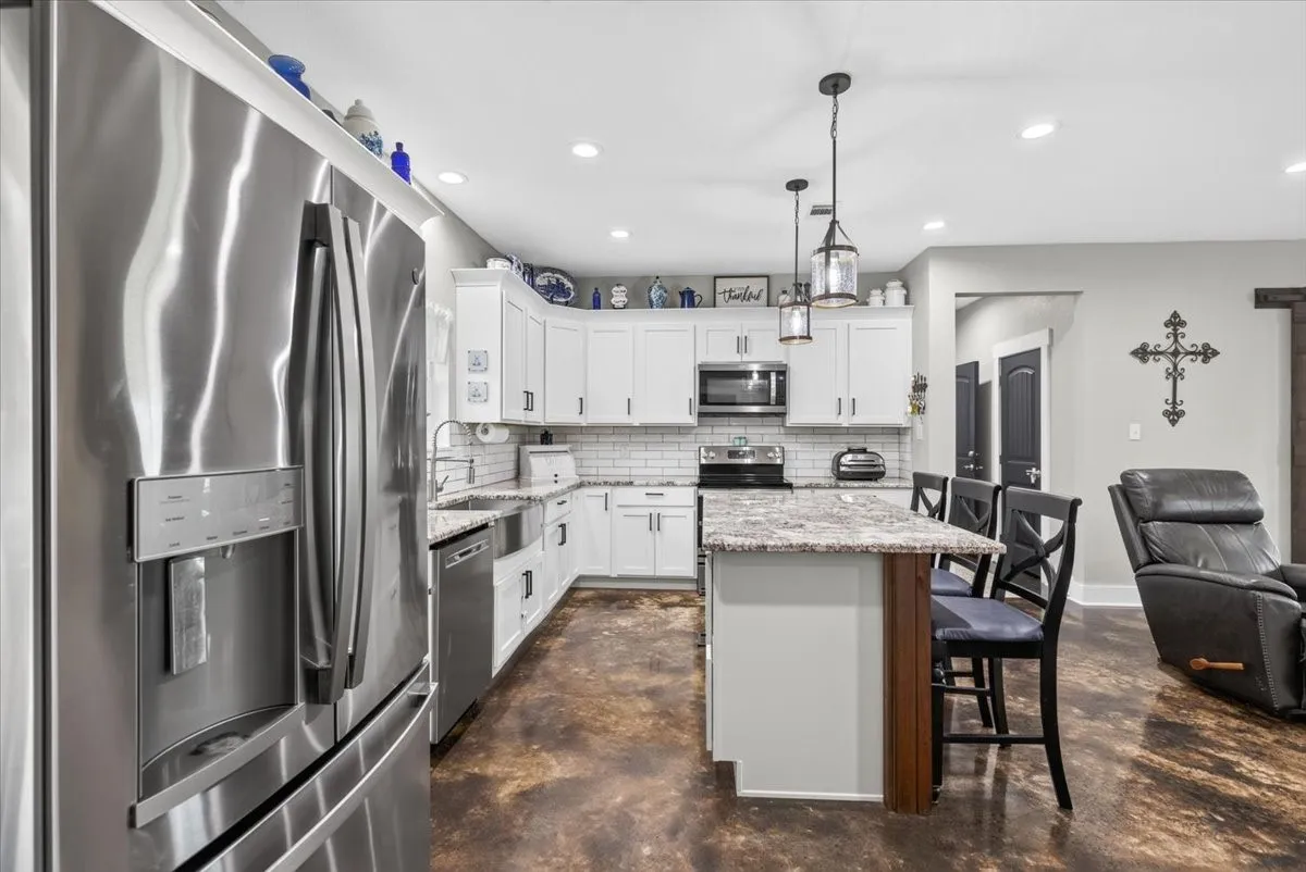 Single Family Residence For Sale in Henderson County , 114 Lakewood Road, Trinidad, Texas 75163, 3 Bedroom, 3 Bathroom, 2 Garage spaces, 2,153 Sqft, built in 2020, mls#21308979, Real Estate Agent in Trinidad, Homes For Sale in Henderson county, Homes For Sale in Trinidad, Realtor in Trinidad Texas, Real Estate Brokerage Independent Realty Texas, Luminita Cordes Realtor
