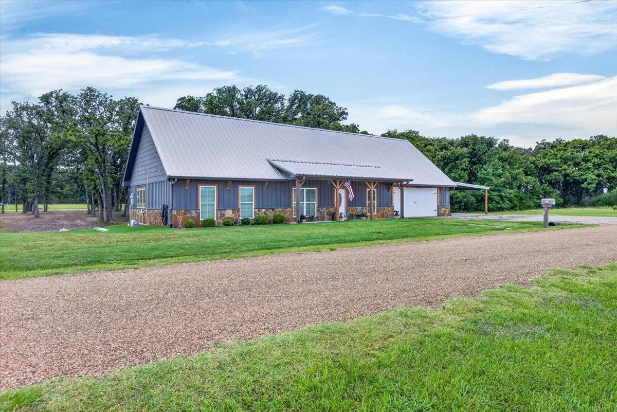 Single Family Residence For Sale in Henderson County , 114 Lakewood Road, Trinidad, Texas 75163, 3 Bedroom, 3 Bathroom, 2 Garage spaces, 2,153 Sqft, built in 2020, mls#21308979, Real Estate Agent in Trinidad, Homes For Sale in Henderson county, Homes For Sale in Trinidad, Realtor in Trinidad Texas, Real Estate Brokerage Independent Realty Texas, Luminita Cordes Realtor