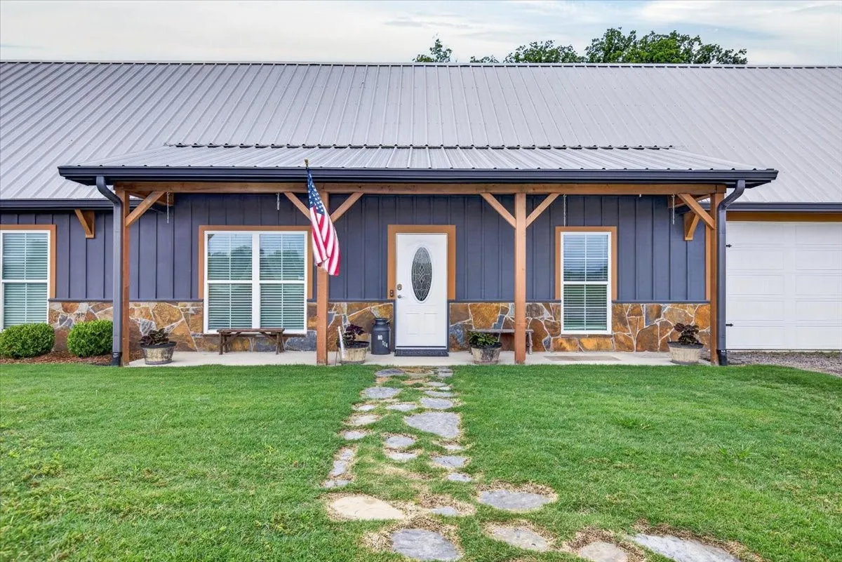 Single Family Residence For Sale in Henderson County , 114 Lakewood Road, Trinidad, Texas 75163, 3 Bedroom, 3 Bathroom, 2 Garage spaces, 2,153 Sqft, built in 2020, mls#21308979, Real Estate Agent in Trinidad, Homes For Sale in Henderson county, Homes For Sale in Trinidad, Realtor in Trinidad Texas, Real Estate Brokerage Independent Realty Texas, Luminita Cordes Realtor